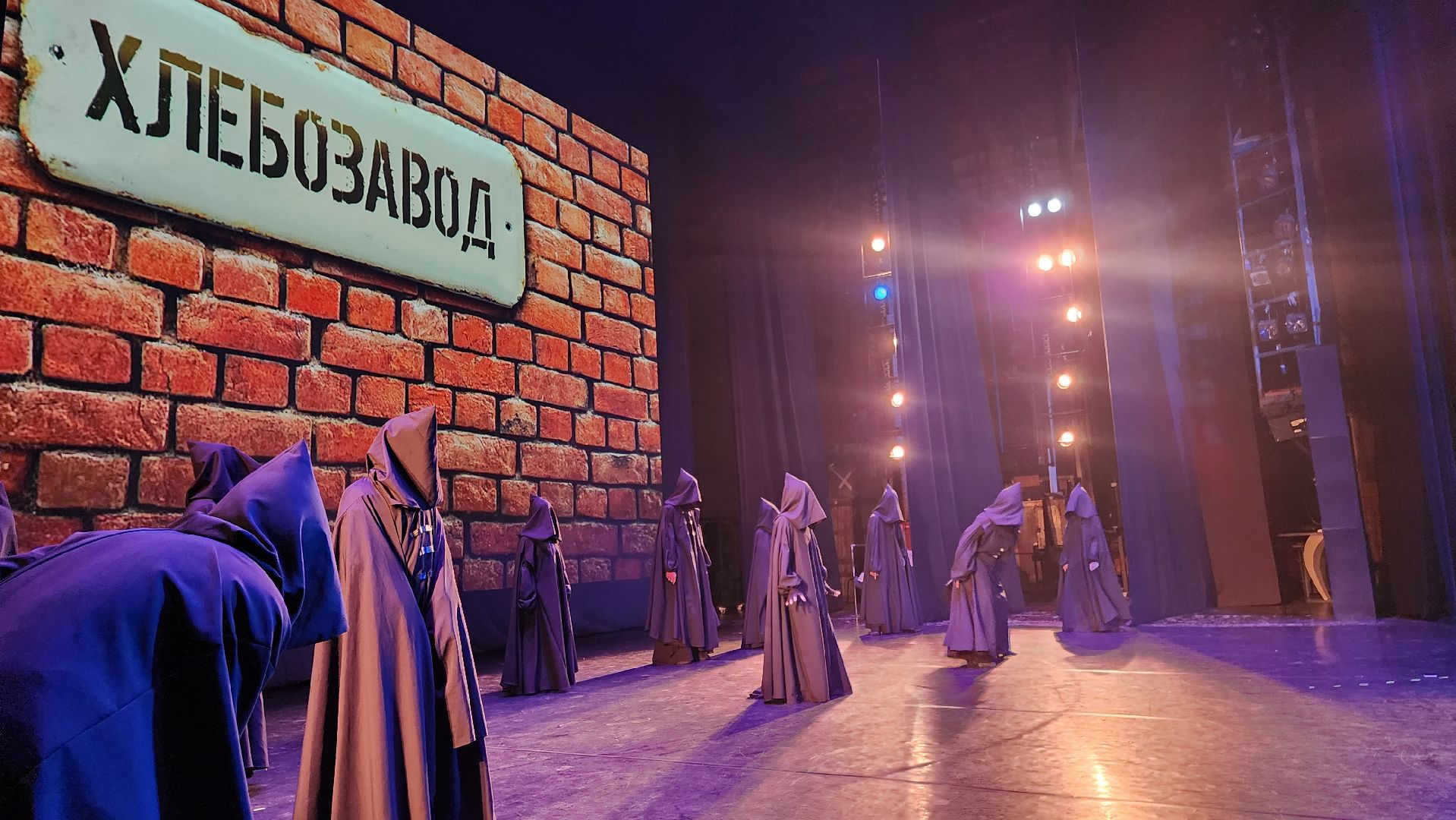 Московский губернский театр, Губернатор Московской области Андрей Воробьев, Ленинградский щелкунчик, московская премьера, военно-исторический спектакль, блокадная сказка Дениса Нефедова, 80-летие полного освобождения Ленинграда от фашистской блокады, Московский Художественный Театр Комедии, Институт театрального искусства имени Народного артиста СССР Кобзона, Год Семьи,Санкт-Петербург, Блокада, Кошки Ленинграда,