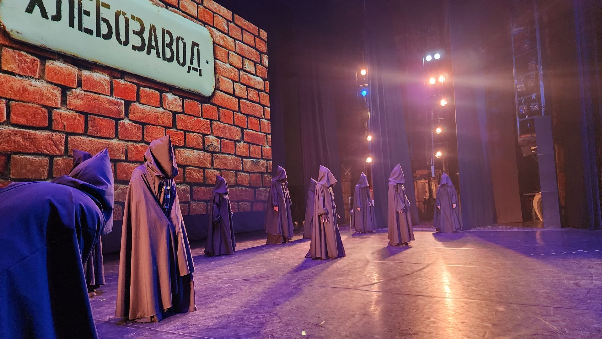 Московский губернский театр, Губернатор Московской области Андрей Воробьев, Ленинградский щелкунчик, московская премьера, военно-исторический спектакль, блокадная сказка Дениса Нефедова, 80-летие полного освобождения Ленинграда от фашистской блокады, Московский Художественный Театр Комедии, Институт театрального искусства имени Народного артиста СССР Кобзона, Год Семьи,Санкт-Петербург, Блокада, Кошки Ленинграда,