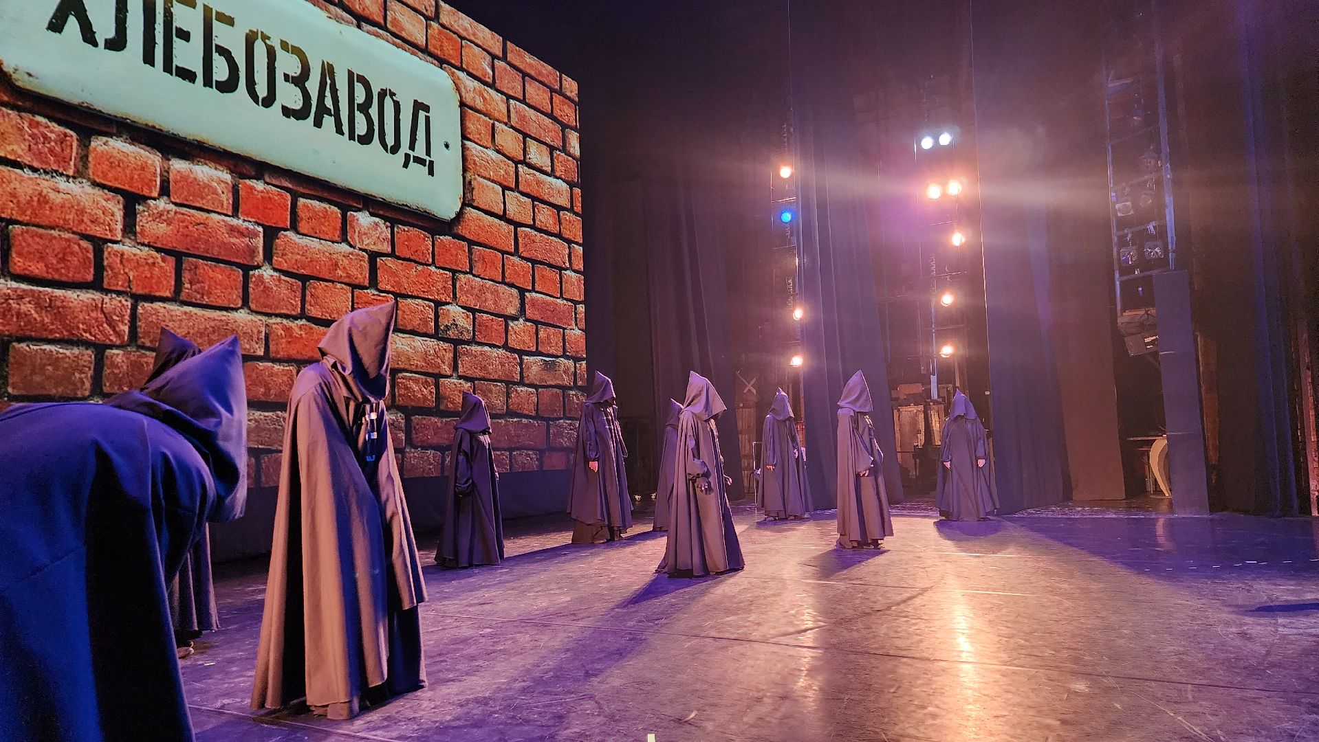 Московский губернский театр, Губернатор Московской области Андрей Воробьев, Ленинградский щелкунчик, московская премьера, военно-исторический спектакль, блокадная сказка Дениса Нефедова, 80-летие полного освобождения Ленинграда от фашистской блокады, Московский Художественный Театр Комедии, Институт театрального искусства имени Народного артиста СССР Кобзона, Год Семьи,Санкт-Петербург, Блокада, Кошки Ленинграда,