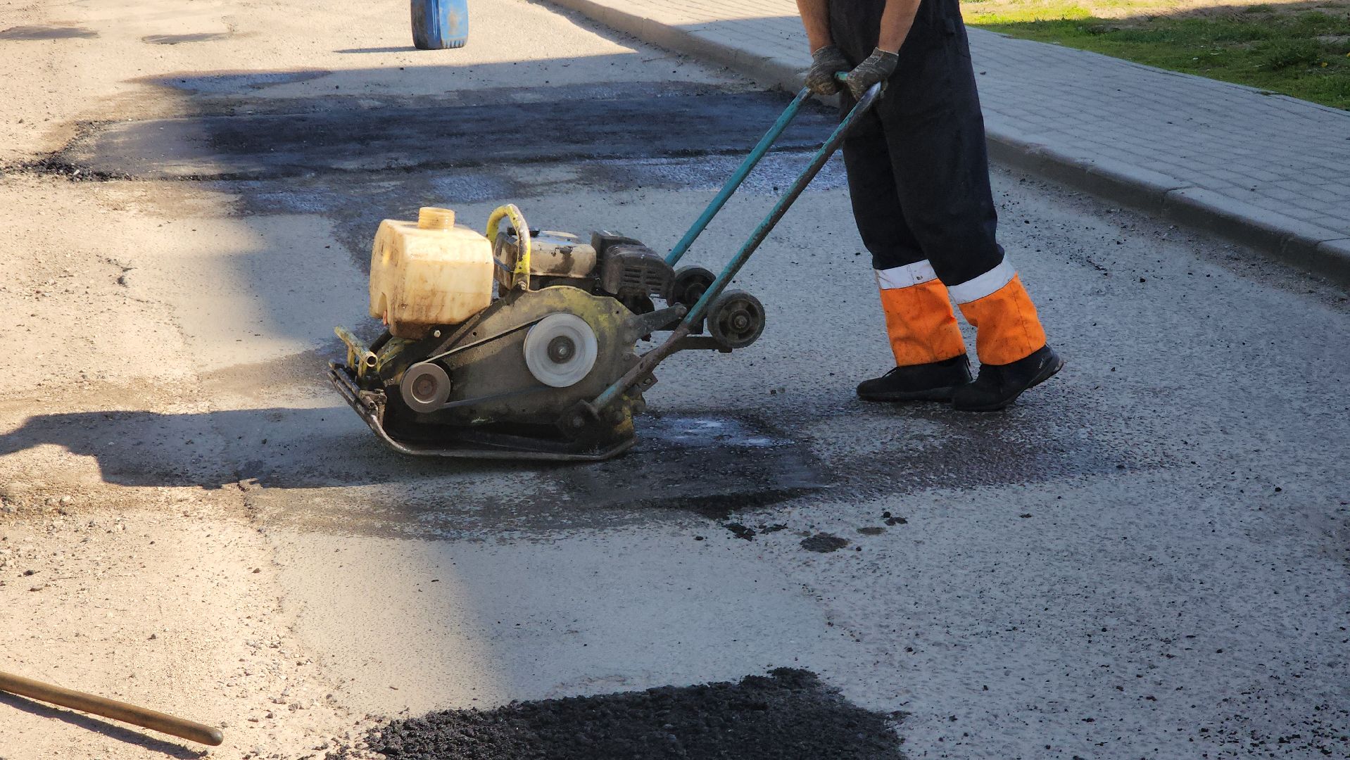 ямочный ремонт, дорога, ремонт дорог, ремонт дорог во дворах, нестерово, руза, рузский городской округ,