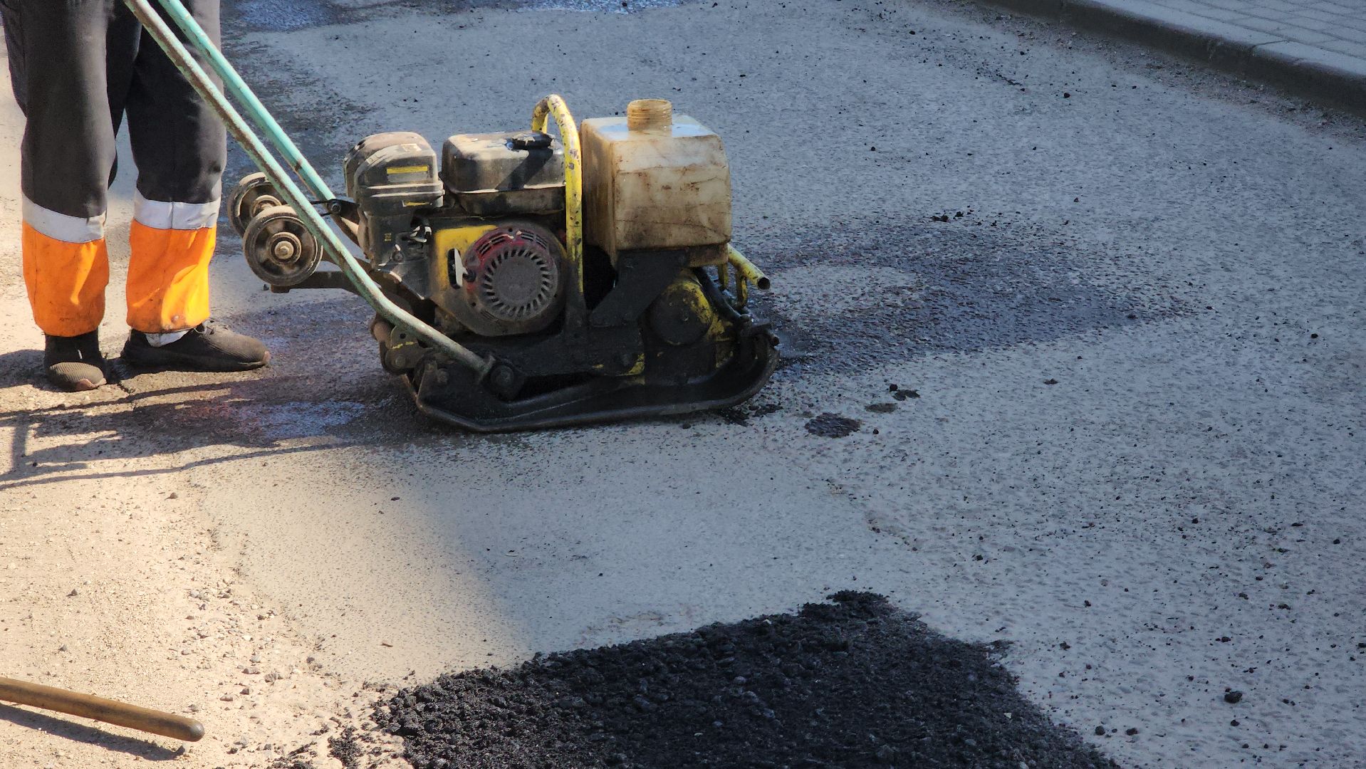 ямочный ремонт, дорога, ремонт дорог, ремонт дорог во дворах, нестерово, руза, рузский городской округ,