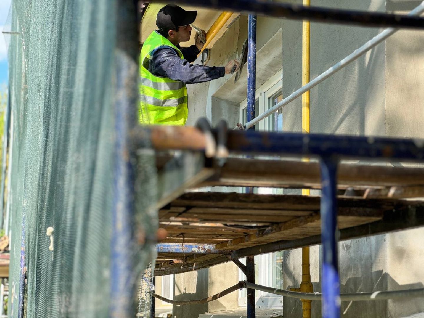 фасад, капитальный ремонт, бригада рабочих, многоквартирный дом,