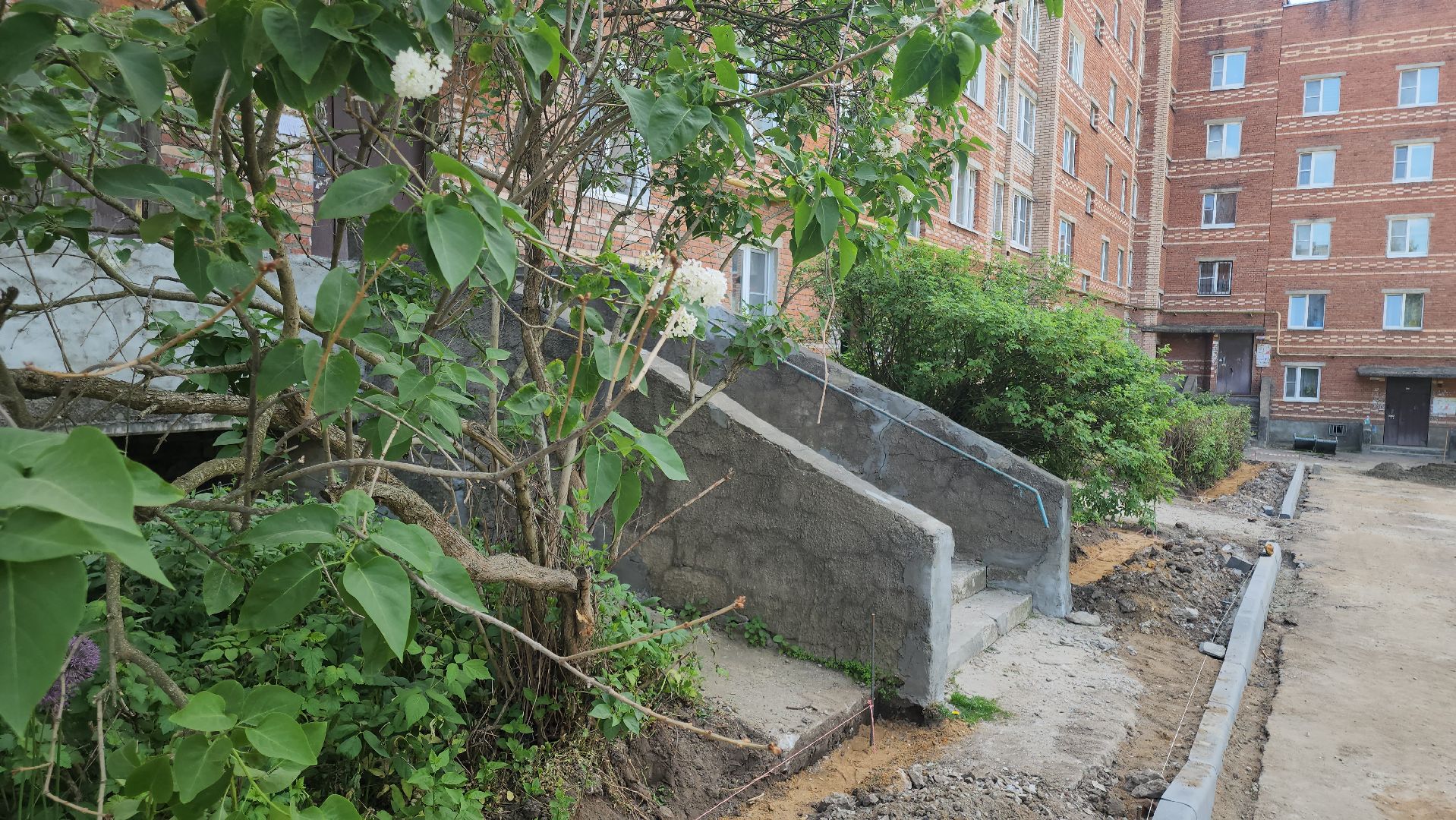 кашира, благоустройство дворов, кржижановского, парковка, тротуар, бордюр, асфальт, трактор,