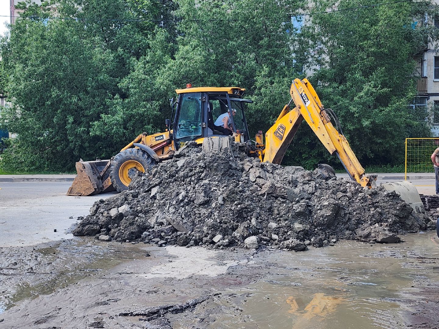 прорыв трубы, ремонтные работы,