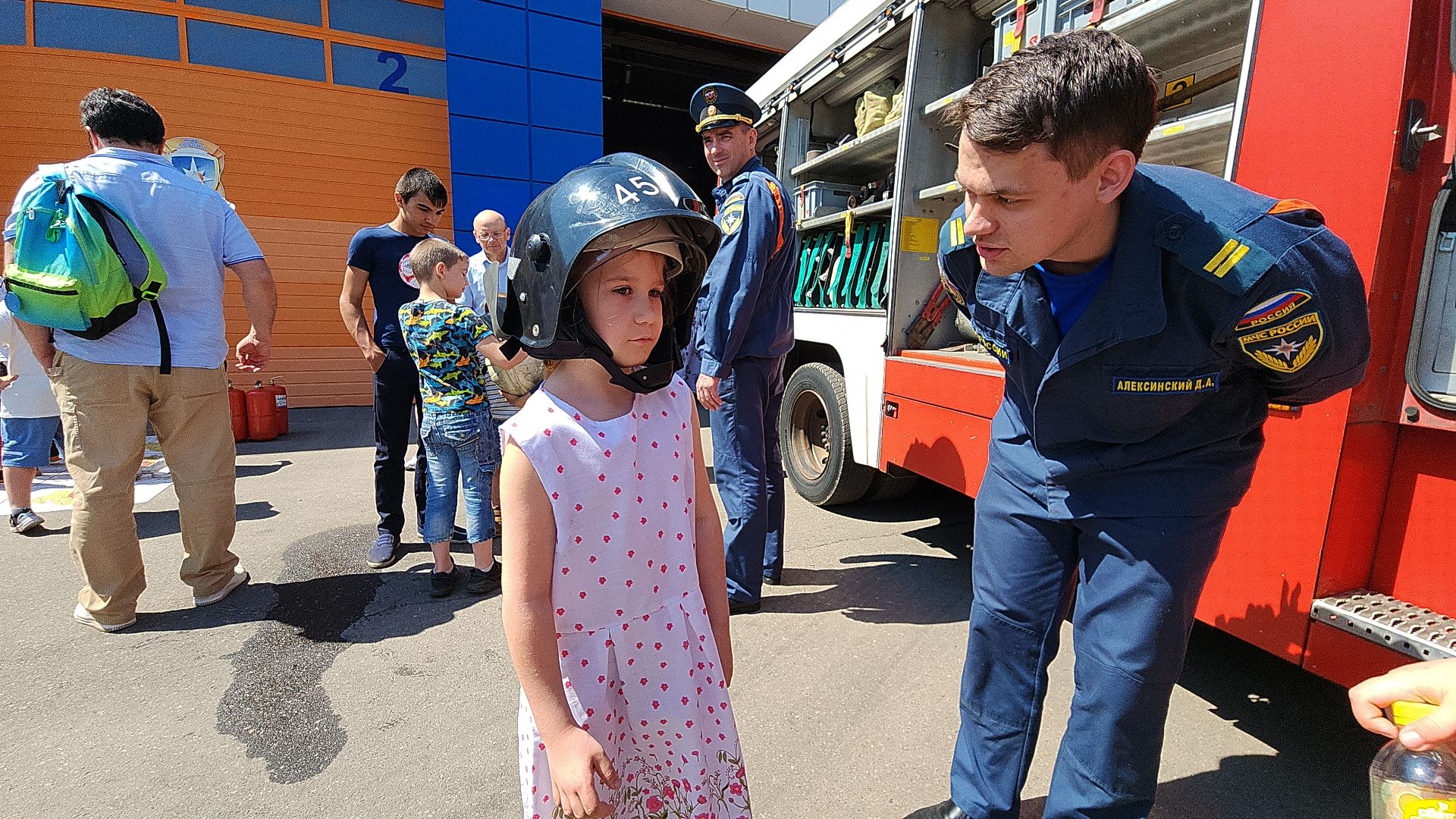 электросталь, мой город, жители города, дети, 1 июня, день защиты детей, пожарная часть, пожарная машина, пожарная безопасность, пожарная охрана,