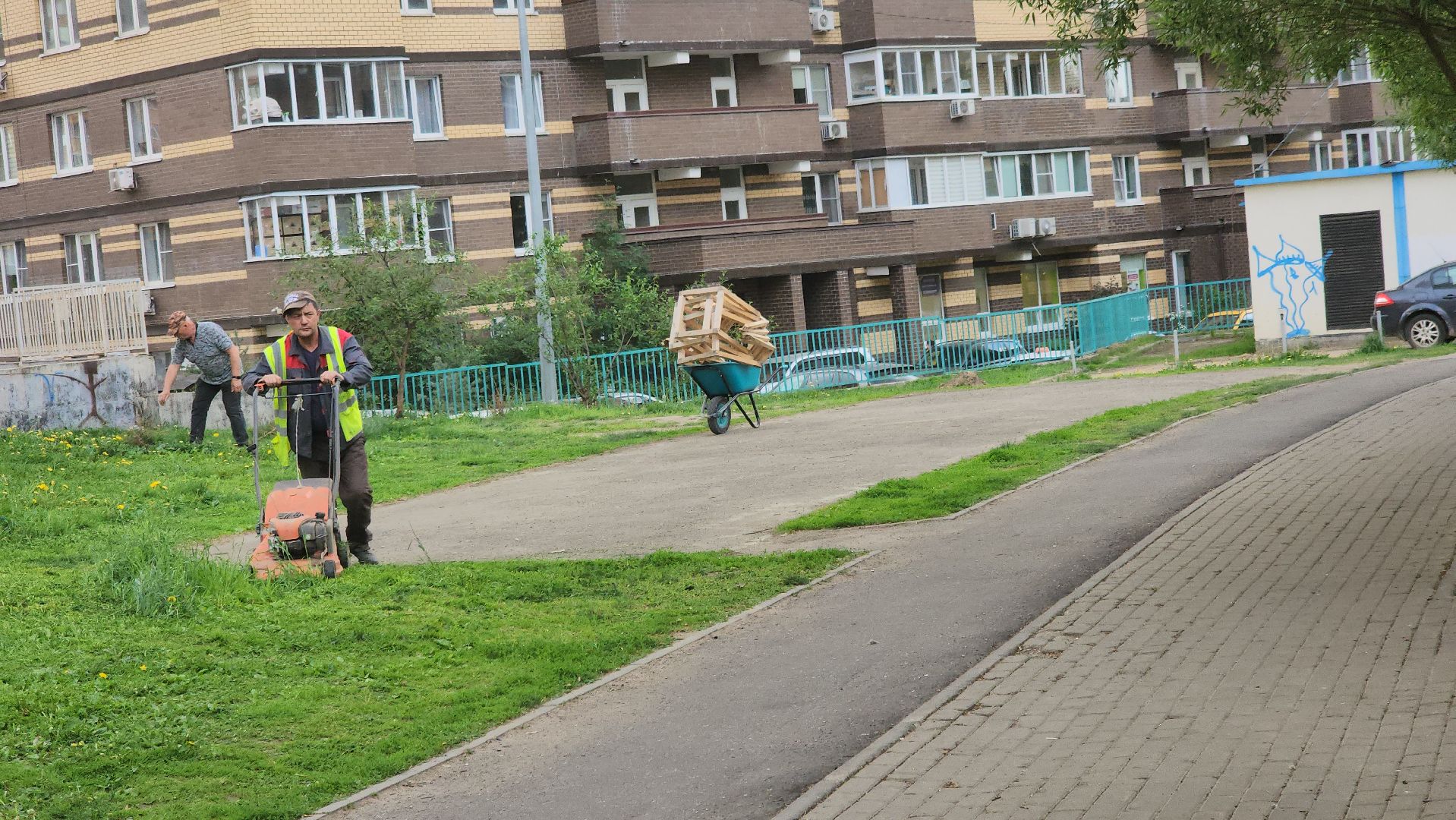 долгопрудный, благоустровйство, покос травы, покраска детских площадок, покраска перил,