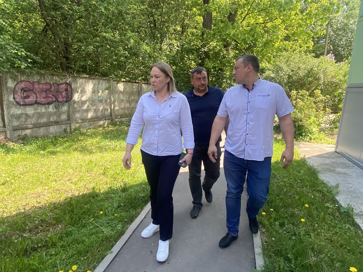 Власиха Солнечная, обход территории, озеленение двора, посадка деревьев, детская игровая площадка, власиха благоустройство,