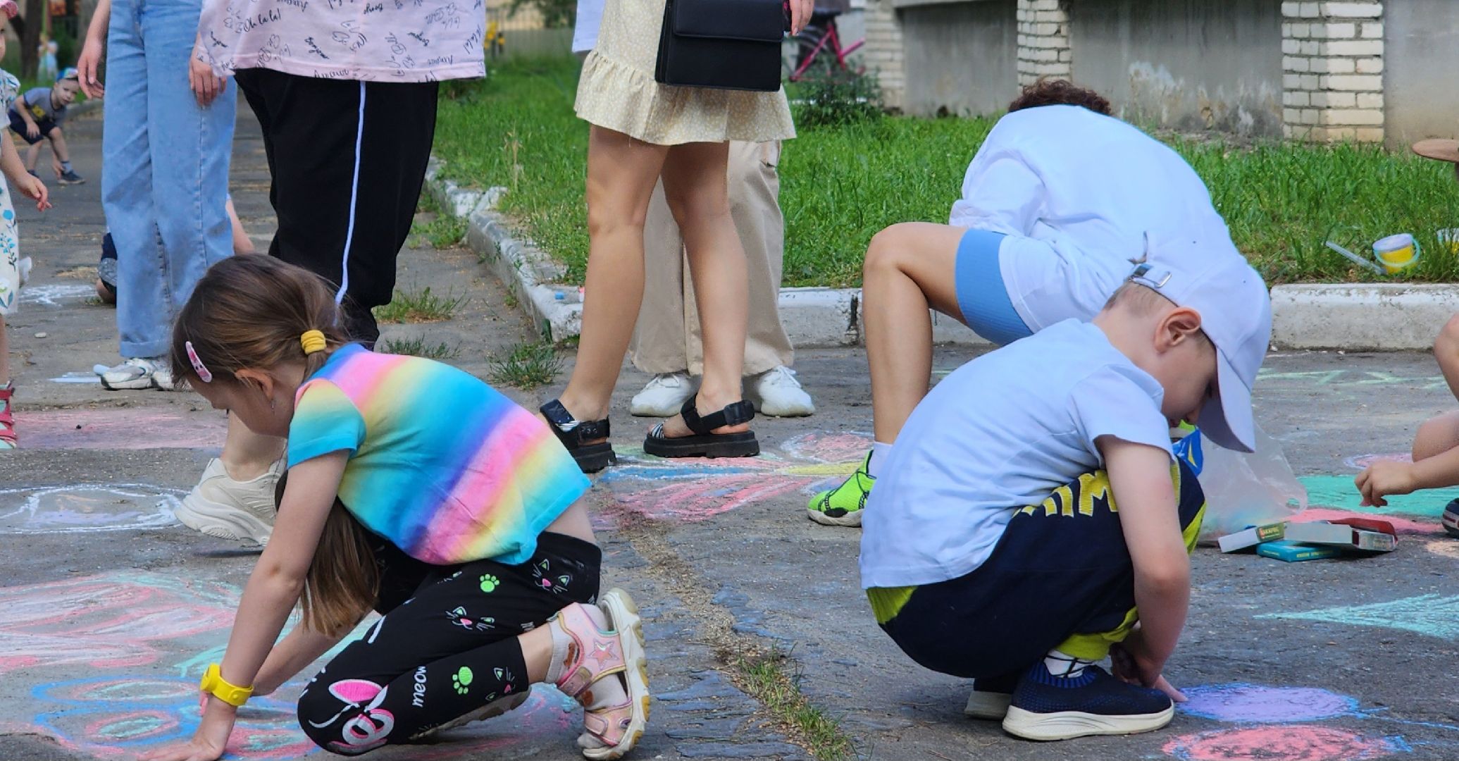проотвино, дошколята, экологическая акция, конкурс рисунков на асфальте, дети рисуют,