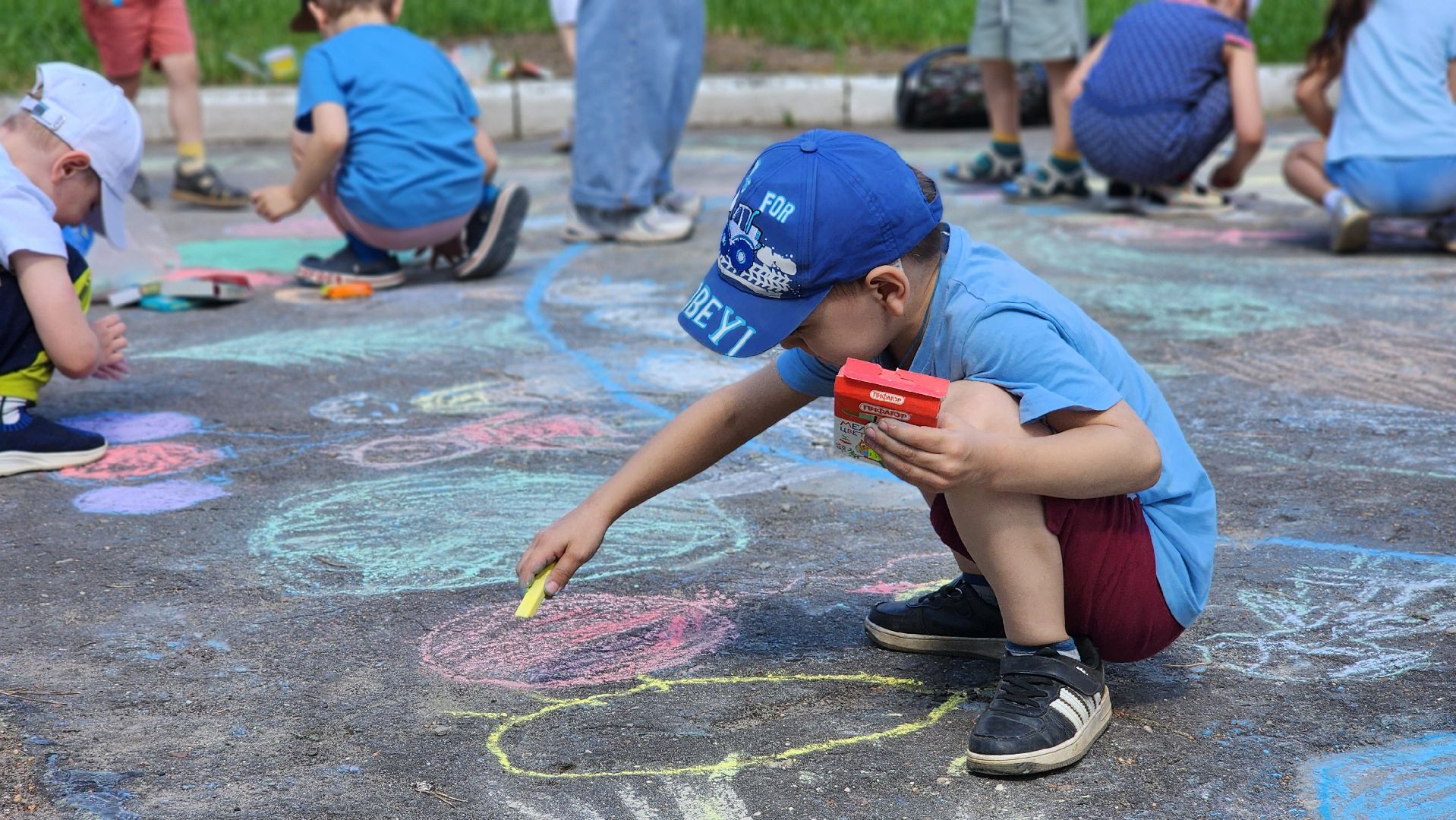 проотвино, дошколята, экологическая акция, конкурс рисунков на асфальте, дети рисуют,