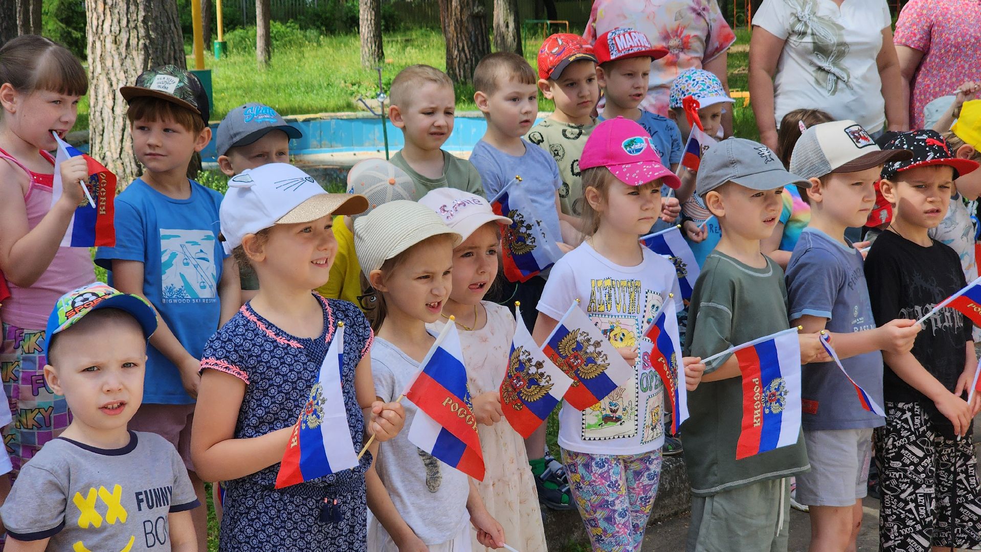 проотвино, дошколята, экологическая акция, конкурс рисунков на асфальте, дети рисуют,