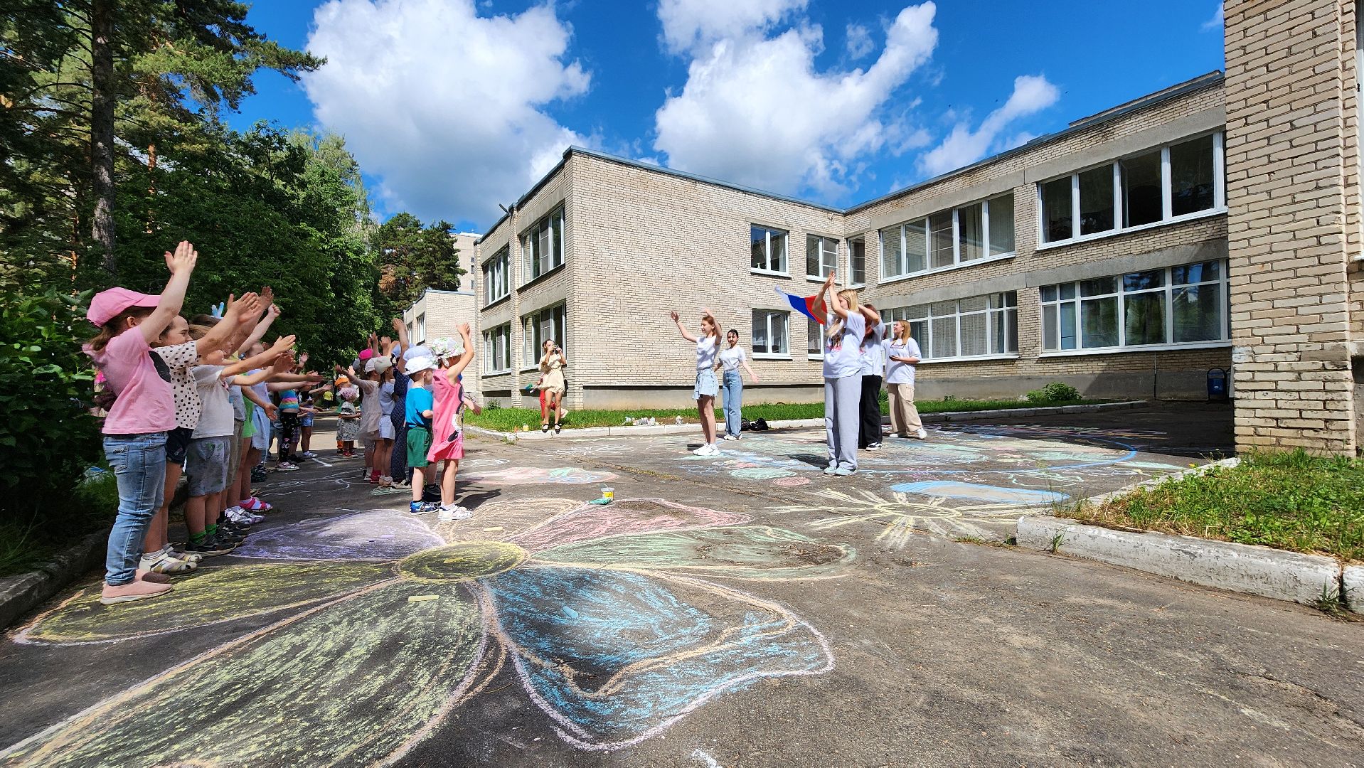 проотвино, дошколята, экологическая акция, конкурс рисунков на асфальте, дети рисуют,