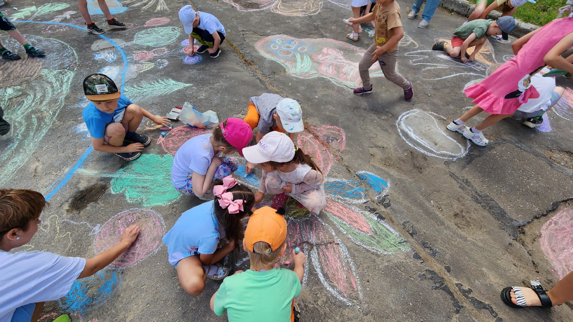 проотвино, дошколята, экологическая акция, конкурс рисунков на асфальте, дети рисуют,