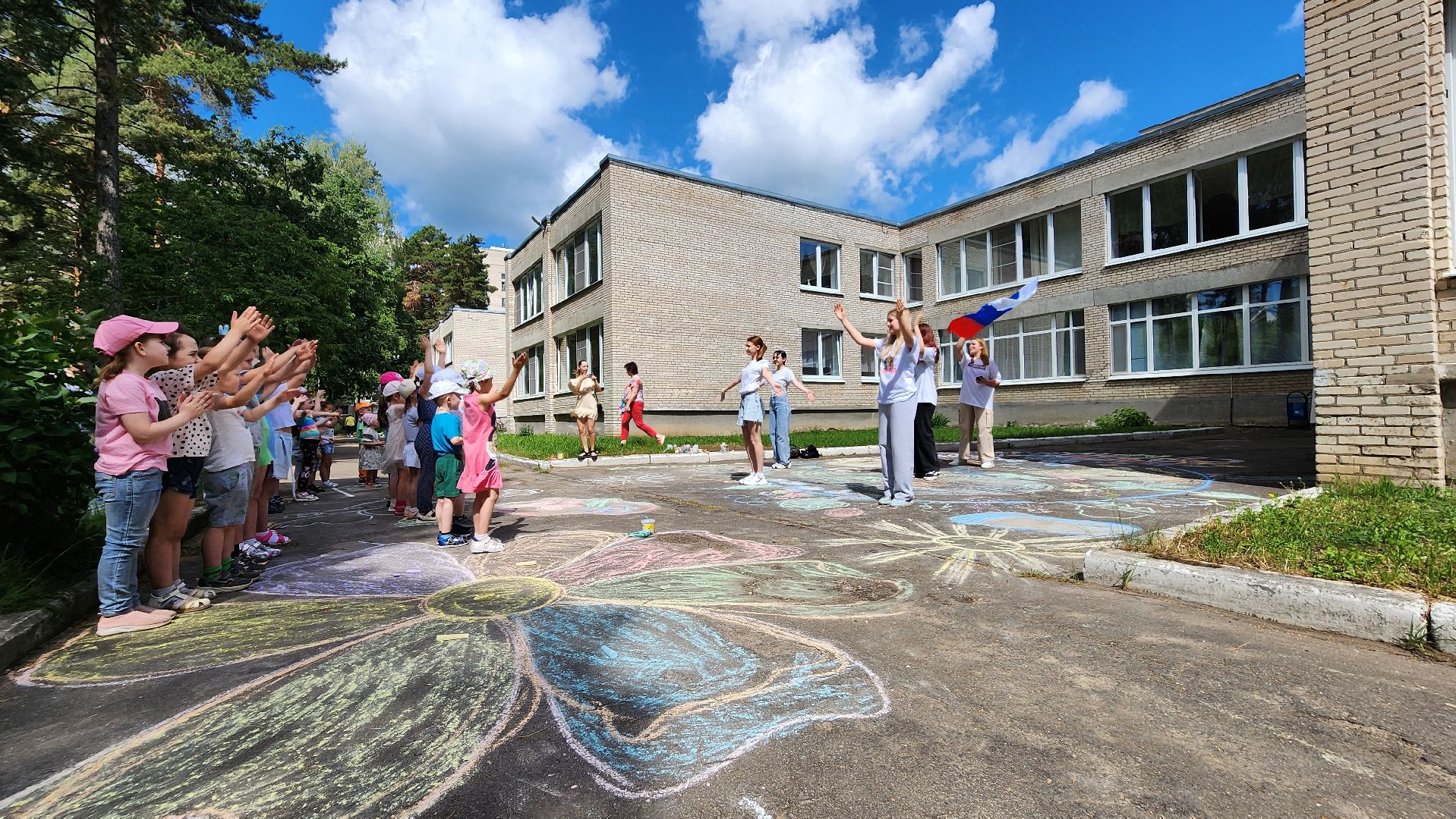 проотвино, дошколята, экологическая акция, конкурс рисунков на асфальте, дети рисуют,