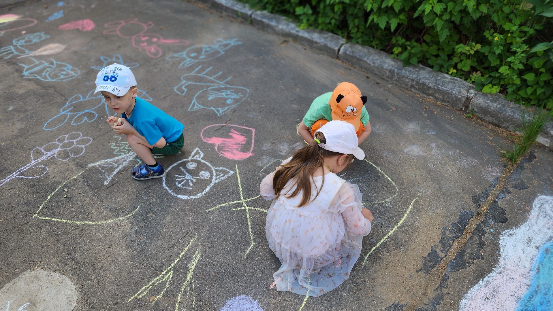 проотвино, дошколята, экологическая акция, конкурс рисунков на асфальте, дети рисуют,
