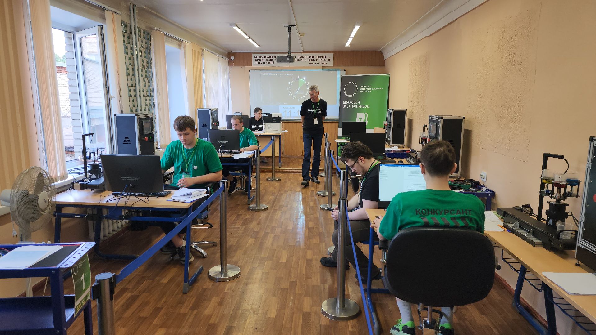 Национальный чемпионат Профессионалы, профессионалы - 2024, цифровой электропривод, компетенции, колледж московия, Александр Лежнев, карусельный розлив,
