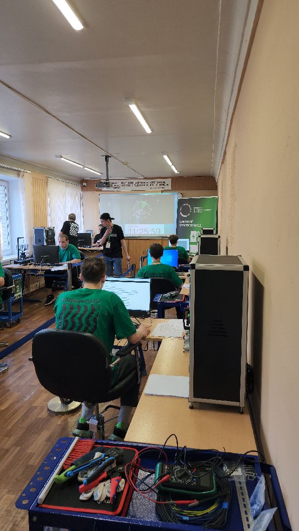 Национальный чемпионат Профессионалы, профессионалы - 2024, цифровой электропривод, компетенции, колледж московия, Александр Лежнев, карусельный розлив,