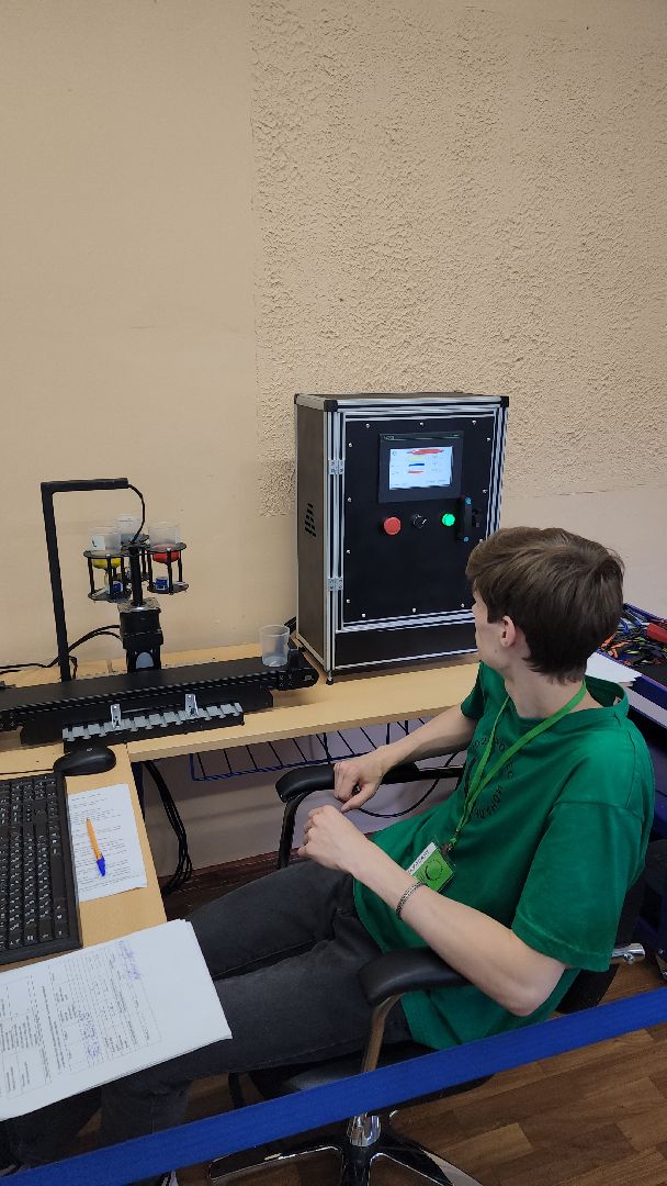 Национальный чемпионат Профессионалы, профессионалы - 2024, цифровой электропривод, компетенции, колледж московия, Александр Лежнев, карусельный розлив,