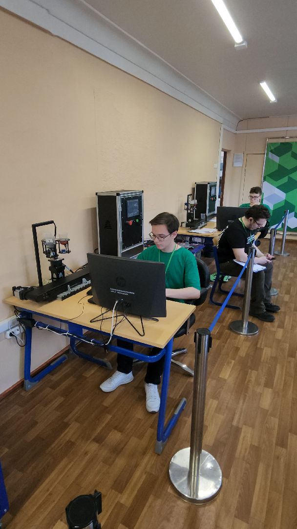 Национальный чемпионат Профессионалы, профессионалы - 2024, цифровой электропривод, компетенции, колледж московия, Александр Лежнев, карусельный розлив,