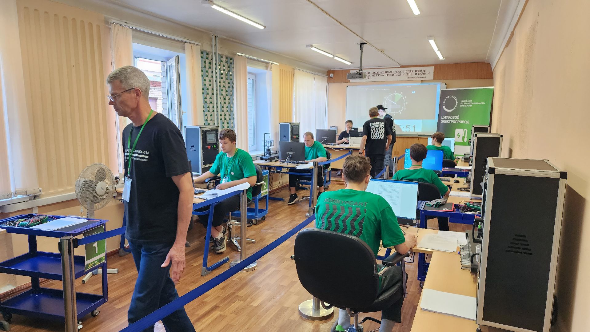Национальный чемпионат Профессионалы, профессионалы - 2024, цифровой электропривод, компетенции, колледж московия, Александр Лежнев, карусельный розлив,
