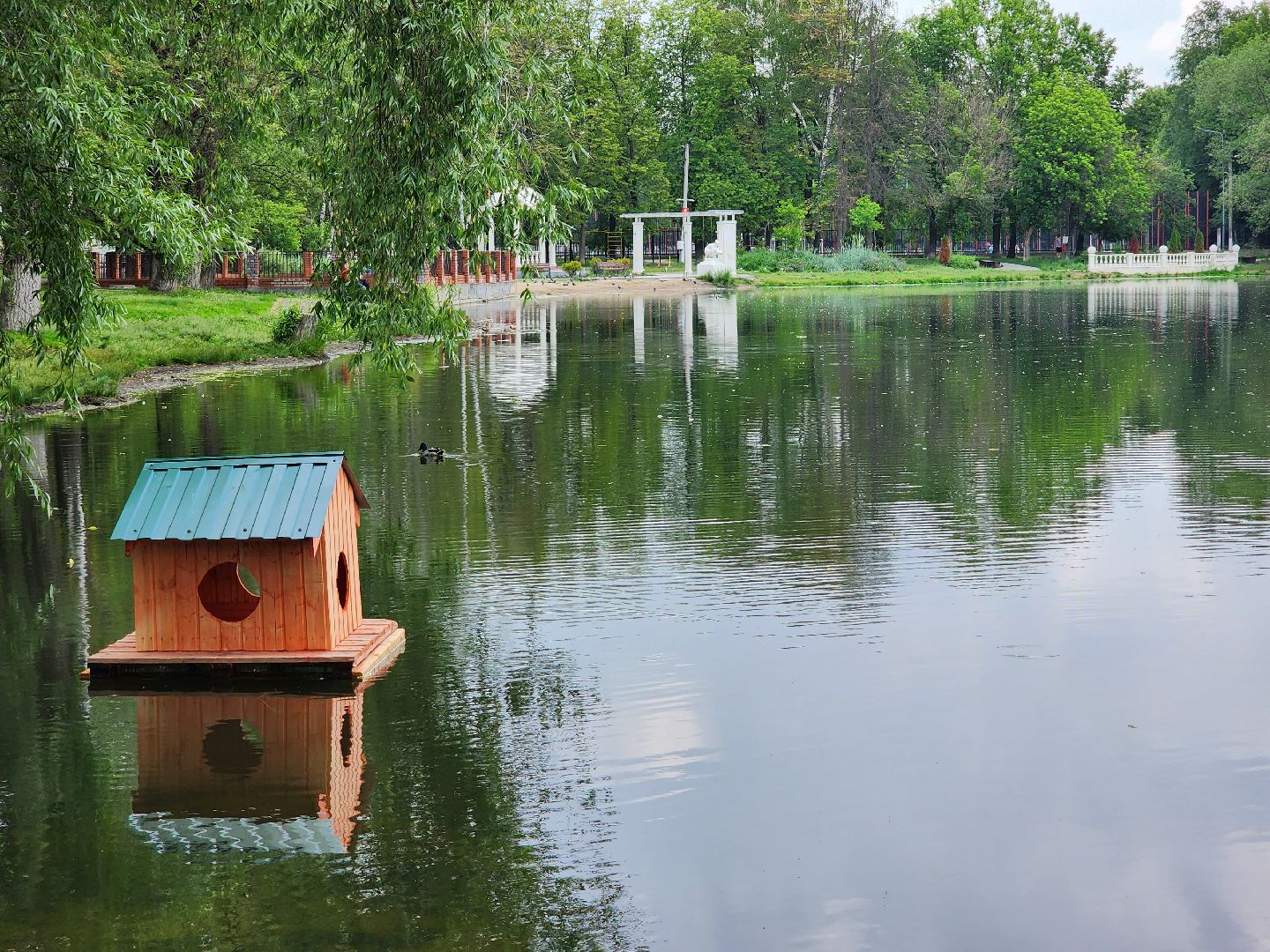 раменское, благоустройство,домик для уток на озере Пионер,