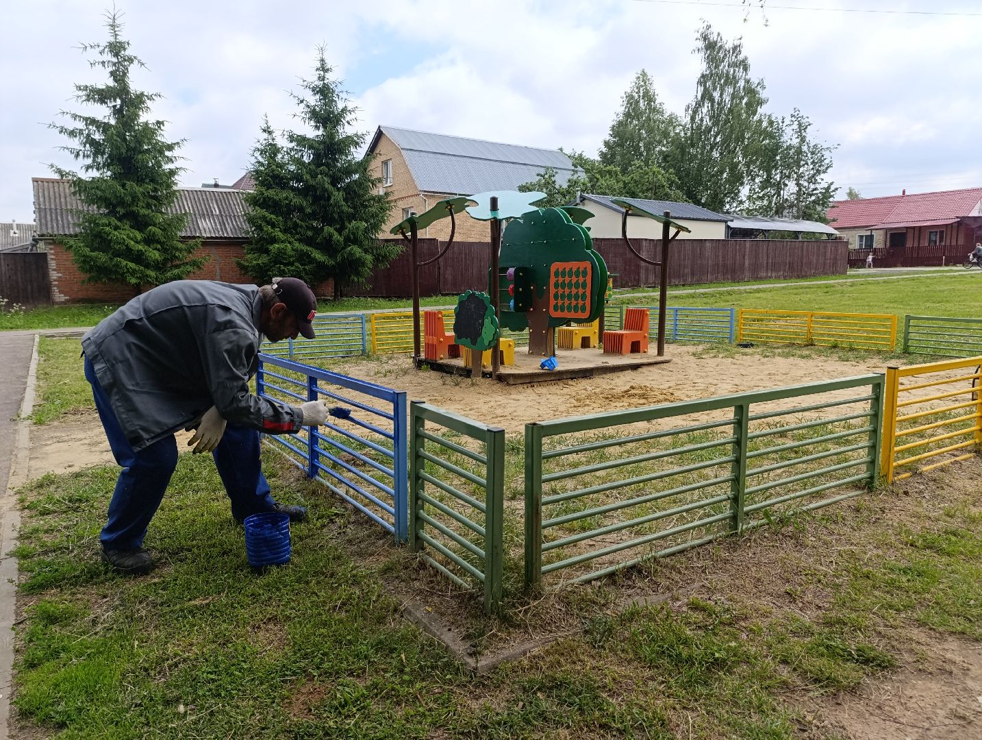 Бронницы, Благоустройство, Детская площадка, Красят элементы детской площадки, мбу благоустройство,