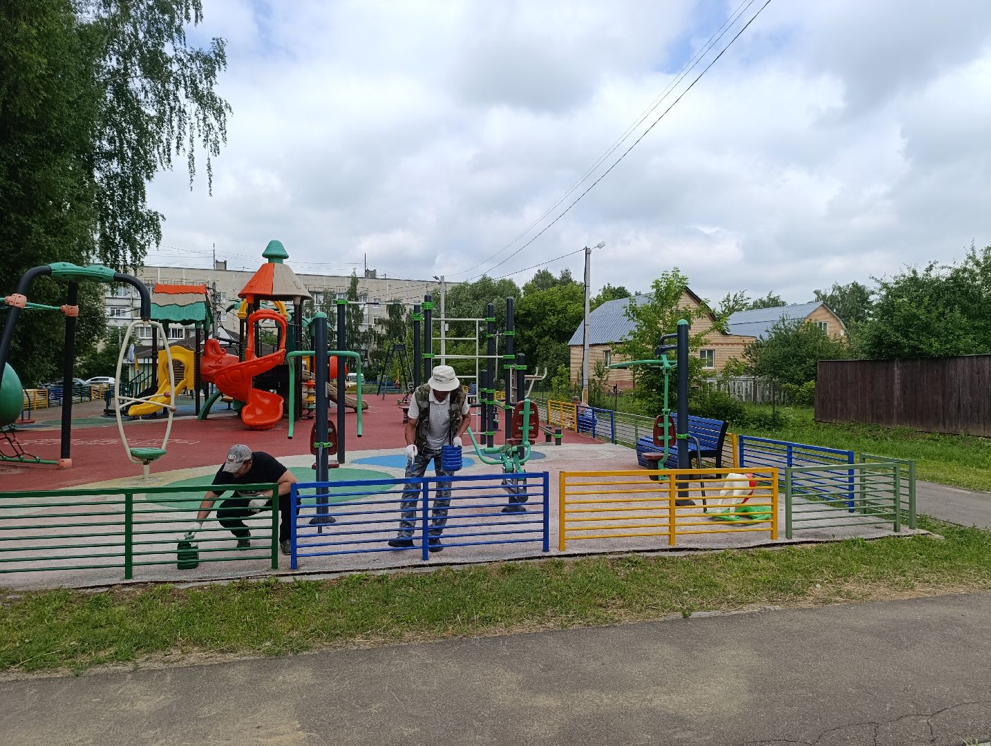 Бронницы, Благоустройство, Детская площадка, Красят элементы детской площадки, мбу благоустройство,