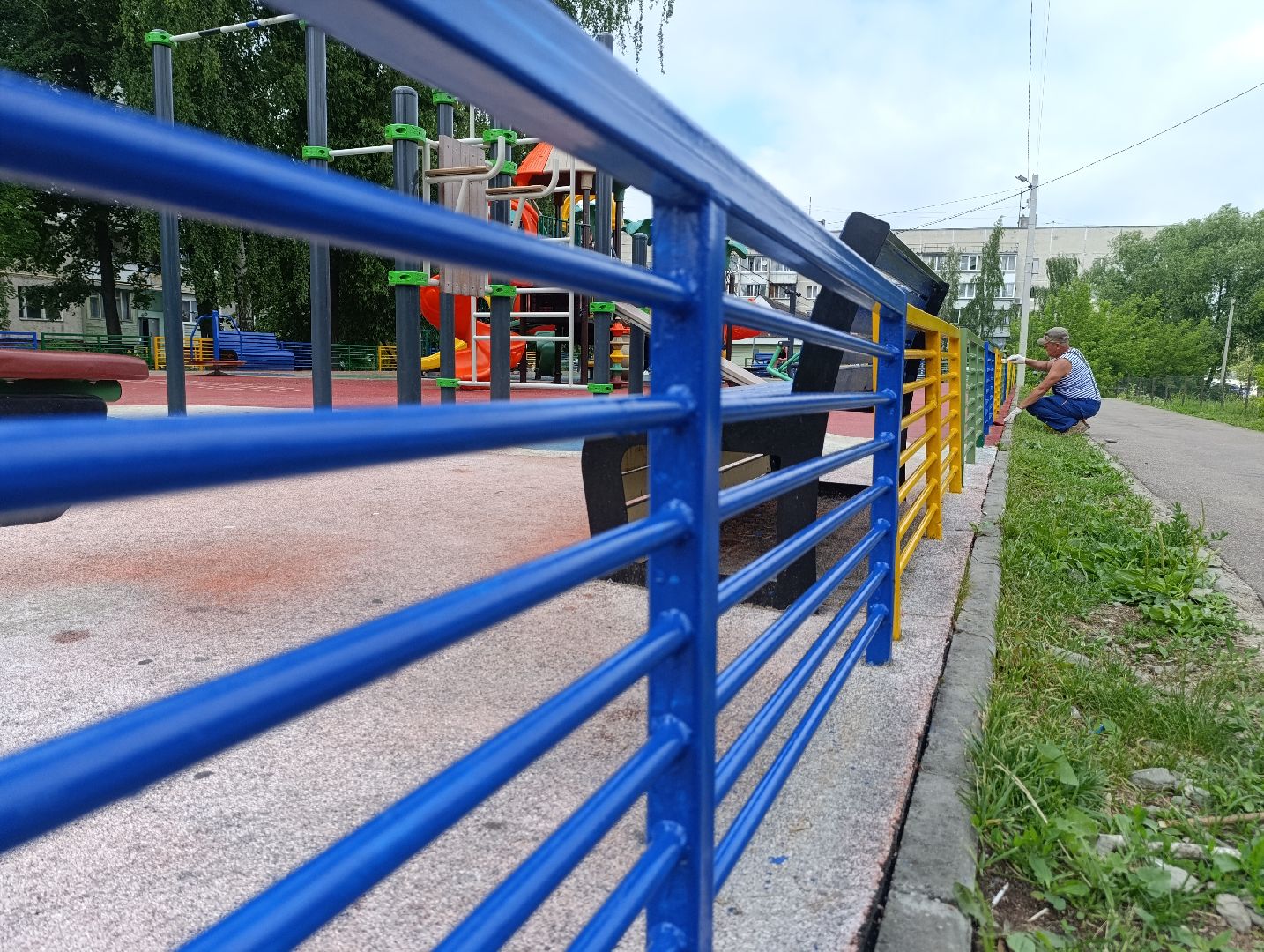 Бронницы, Благоустройство, Детская площадка, Красят элементы детской площадки, мбу благоустройство,