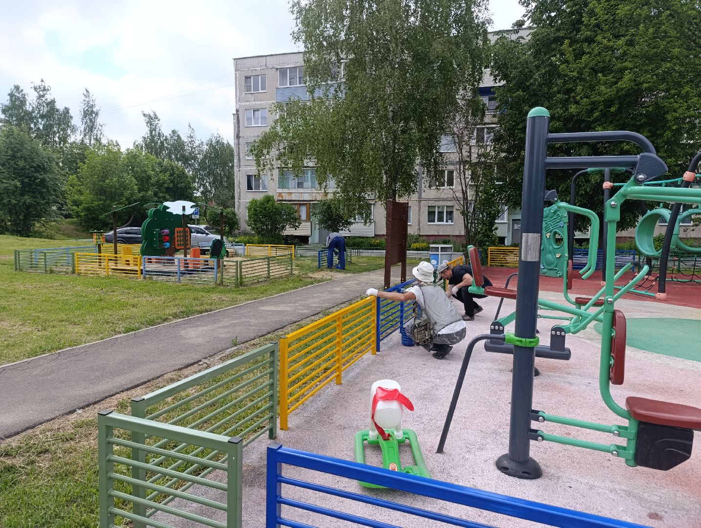 Бронницы, Благоустройство, Детская площадка, Красят элементы детской площадки, мбу благоустройство,