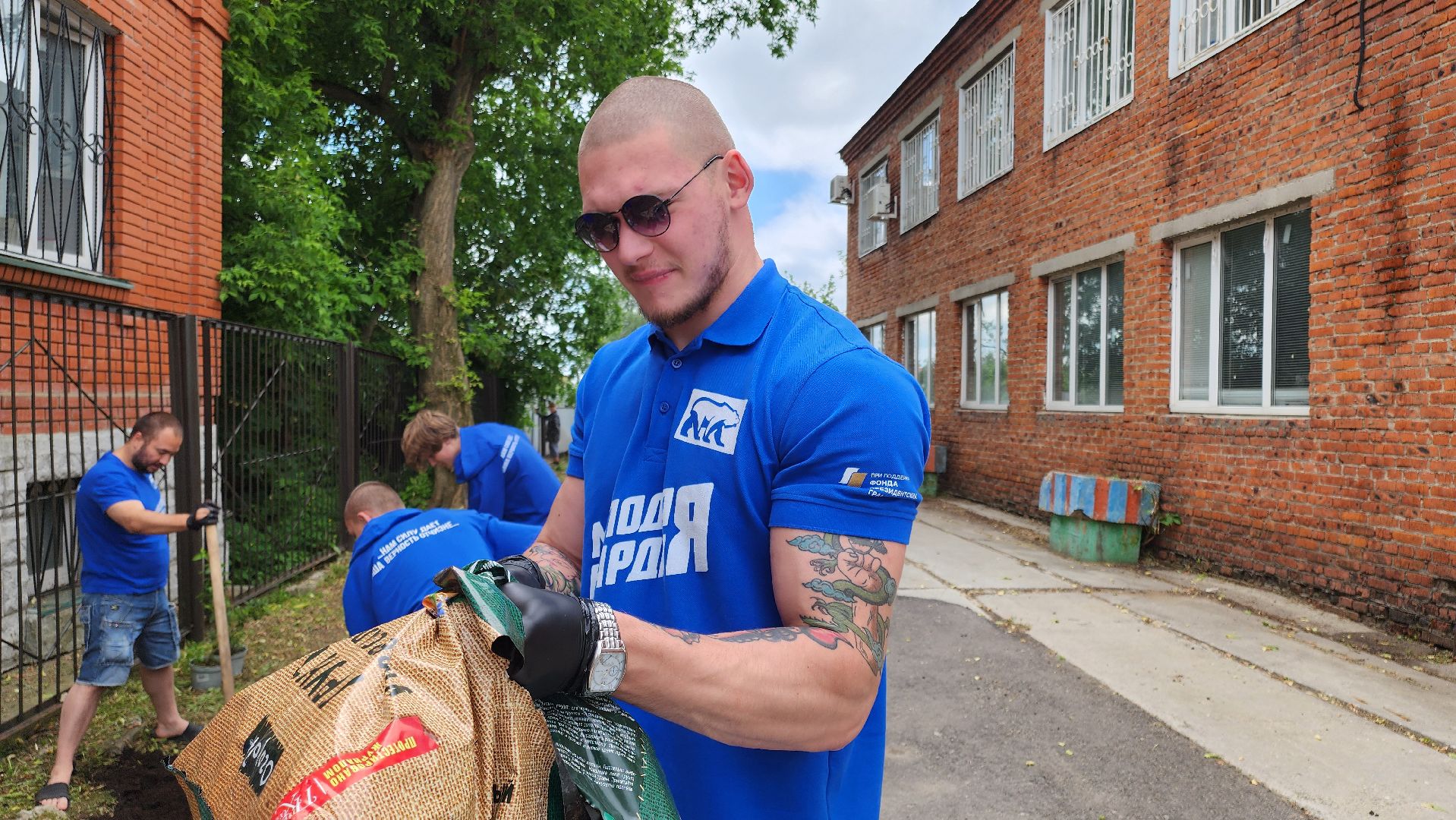 кашира, молодая гвардия, движение первых, высадка кустов, чубушник, следственный отдел, экологическая акция, волонтеры,