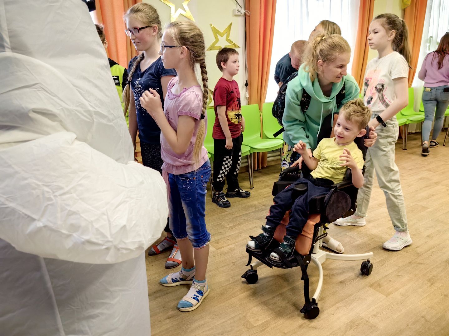 центр реабилитации, дети с ОВЗ, День России, молодая гвардия, праздник, ростовые куклы, шары, настольные игры, щёлково,