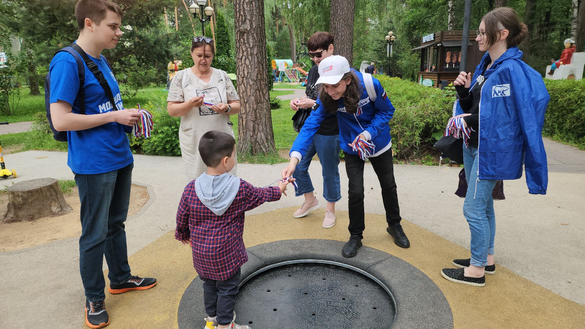 молодая гвардия, день россии, триколор, ленточка,