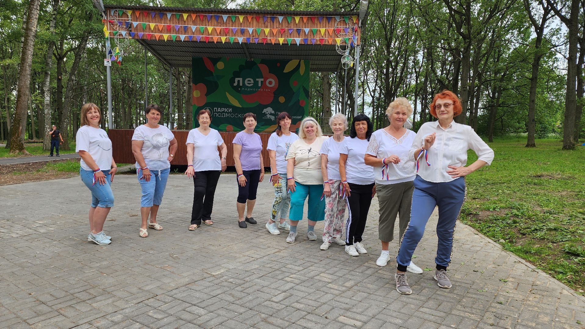 кашира, ожерелье, активное долголетие, флешмоб, танец, день россии, флаг россии,