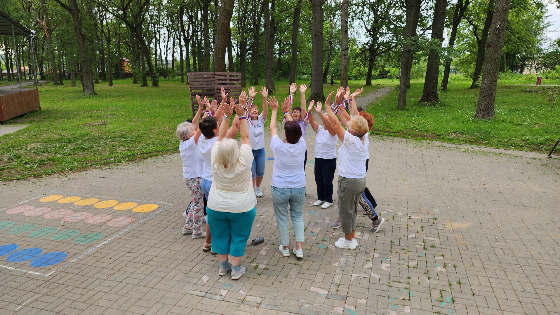 кашира, ожерелье, активное долголетие, флешмоб, танец, день россии, флаг россии,