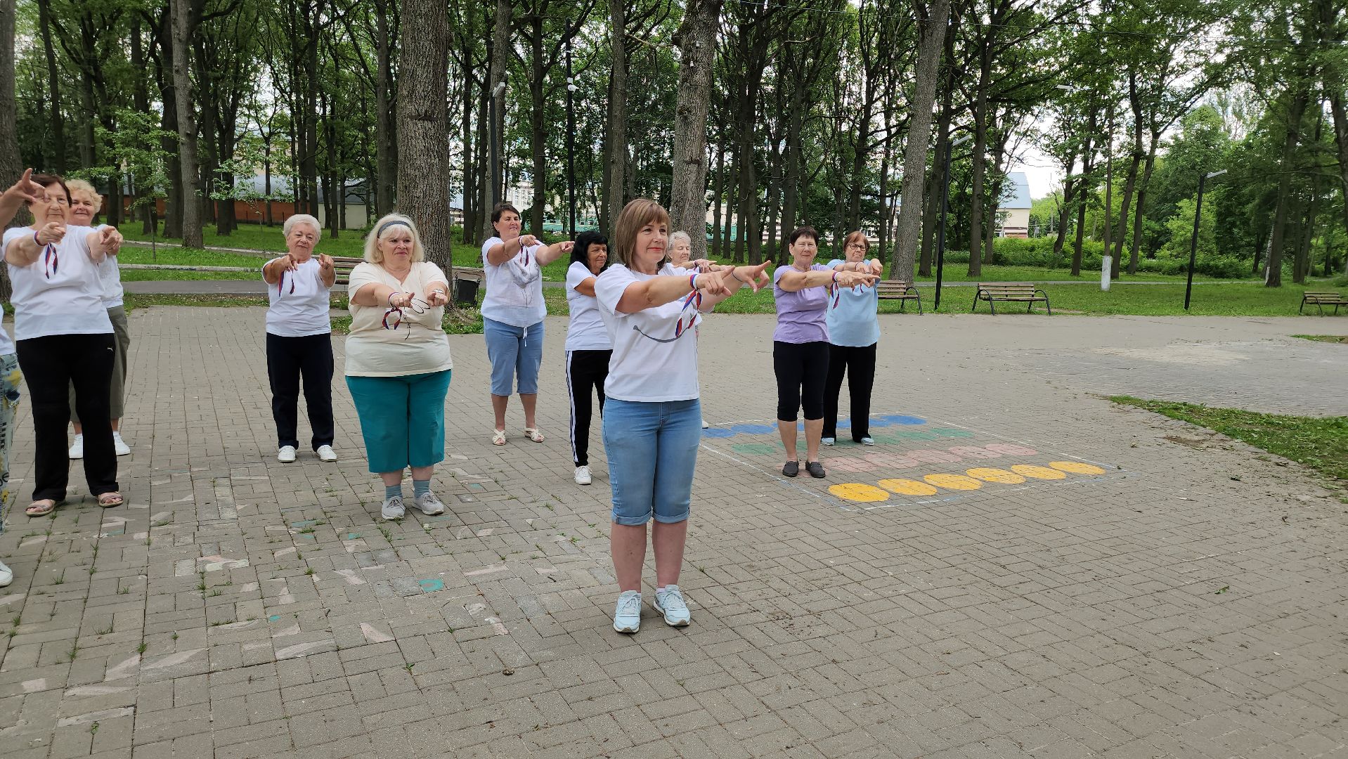 кашира, ожерелье, активное долголетие, флешмоб, танец, день россии, флаг россии,