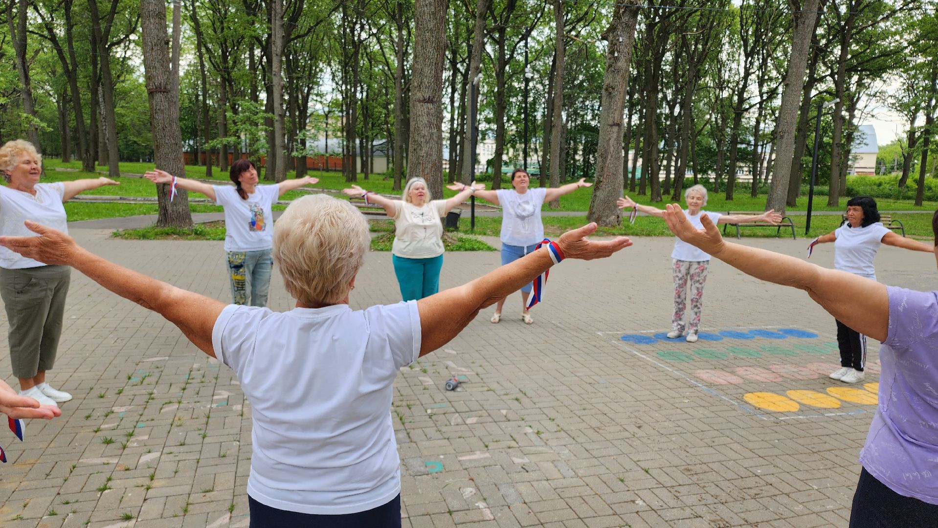 кашира, ожерелье, активное долголетие, флешмоб, танец, день россии, флаг россии,