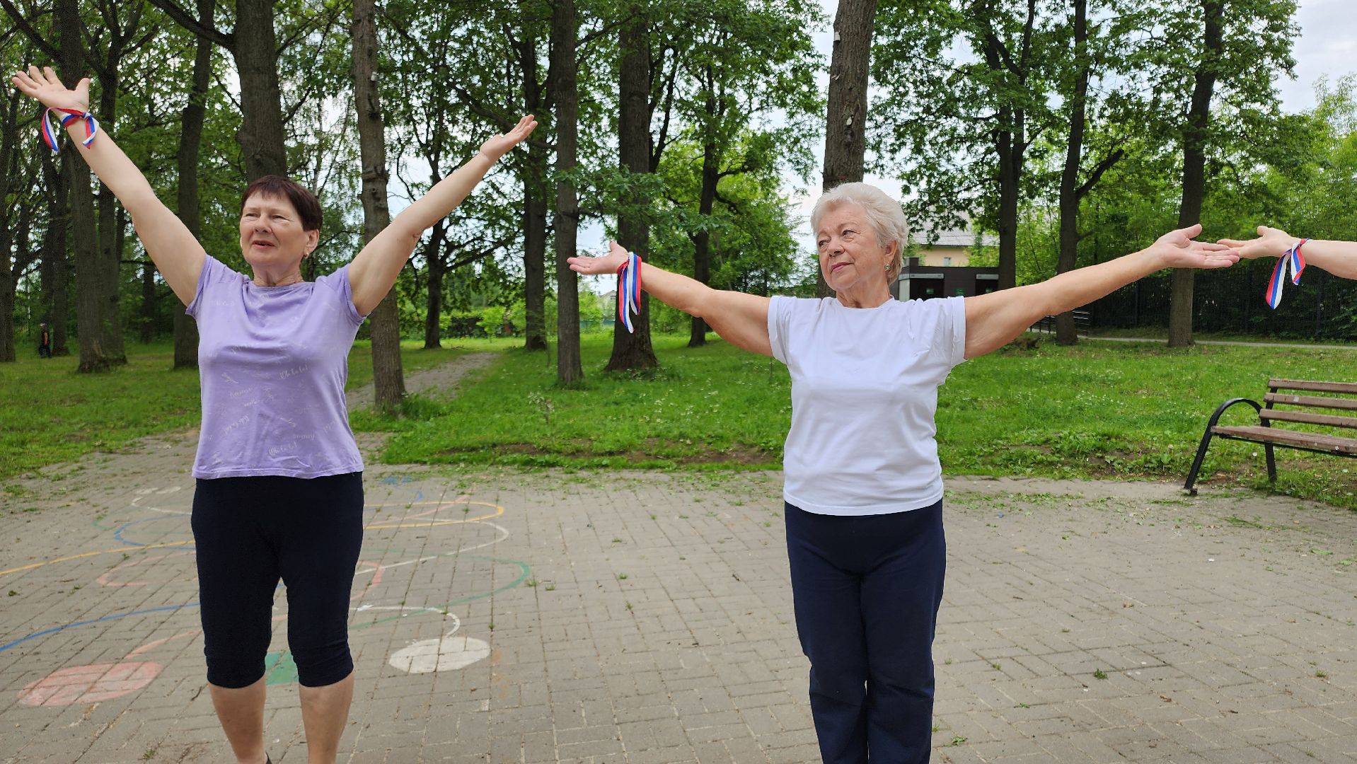 кашира, ожерелье, активное долголетие, флешмоб, танец, день россии, флаг россии,