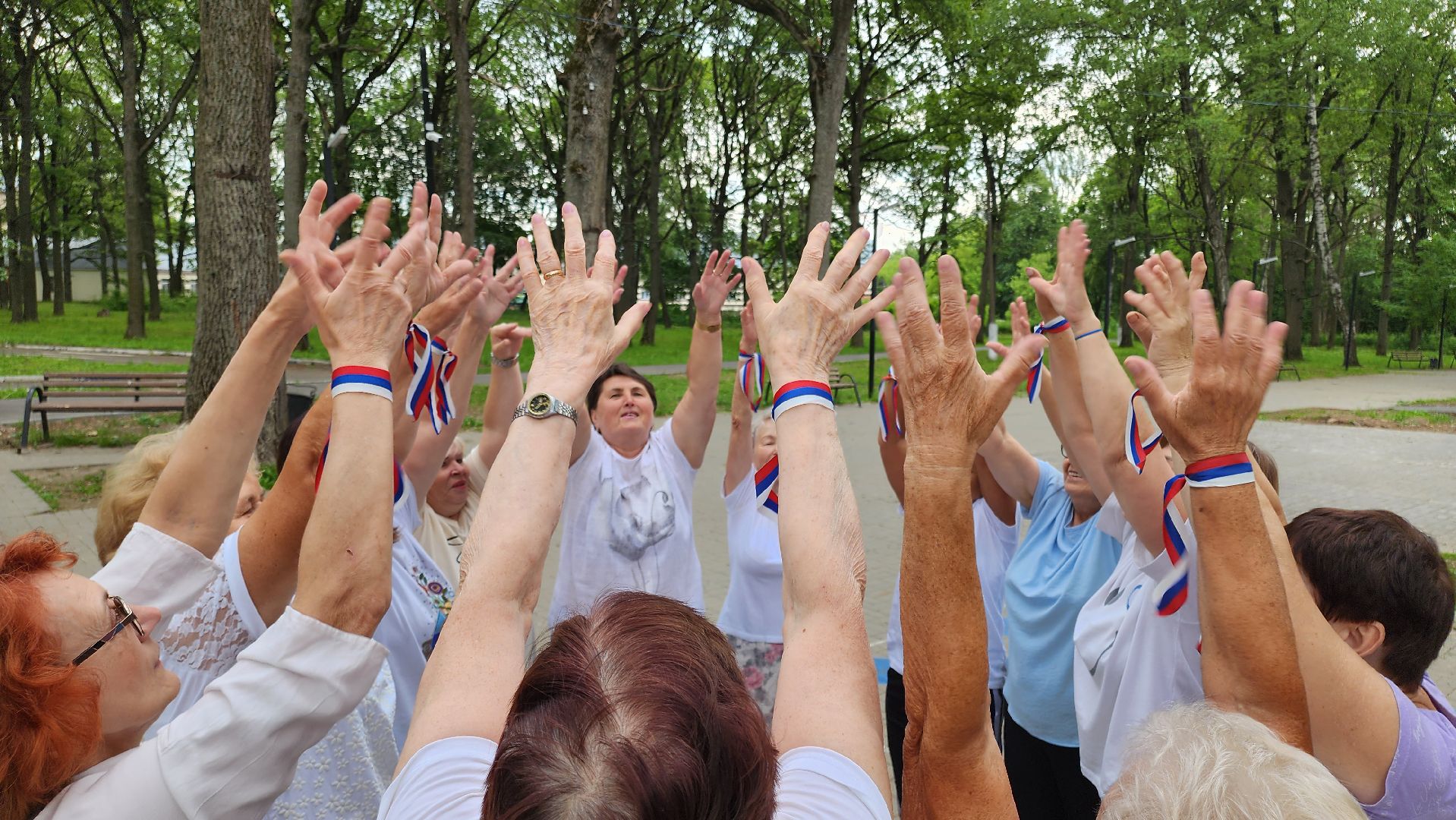 кашира, ожерелье, активное долголетие, флешмоб, танец, день россии, флаг россии,