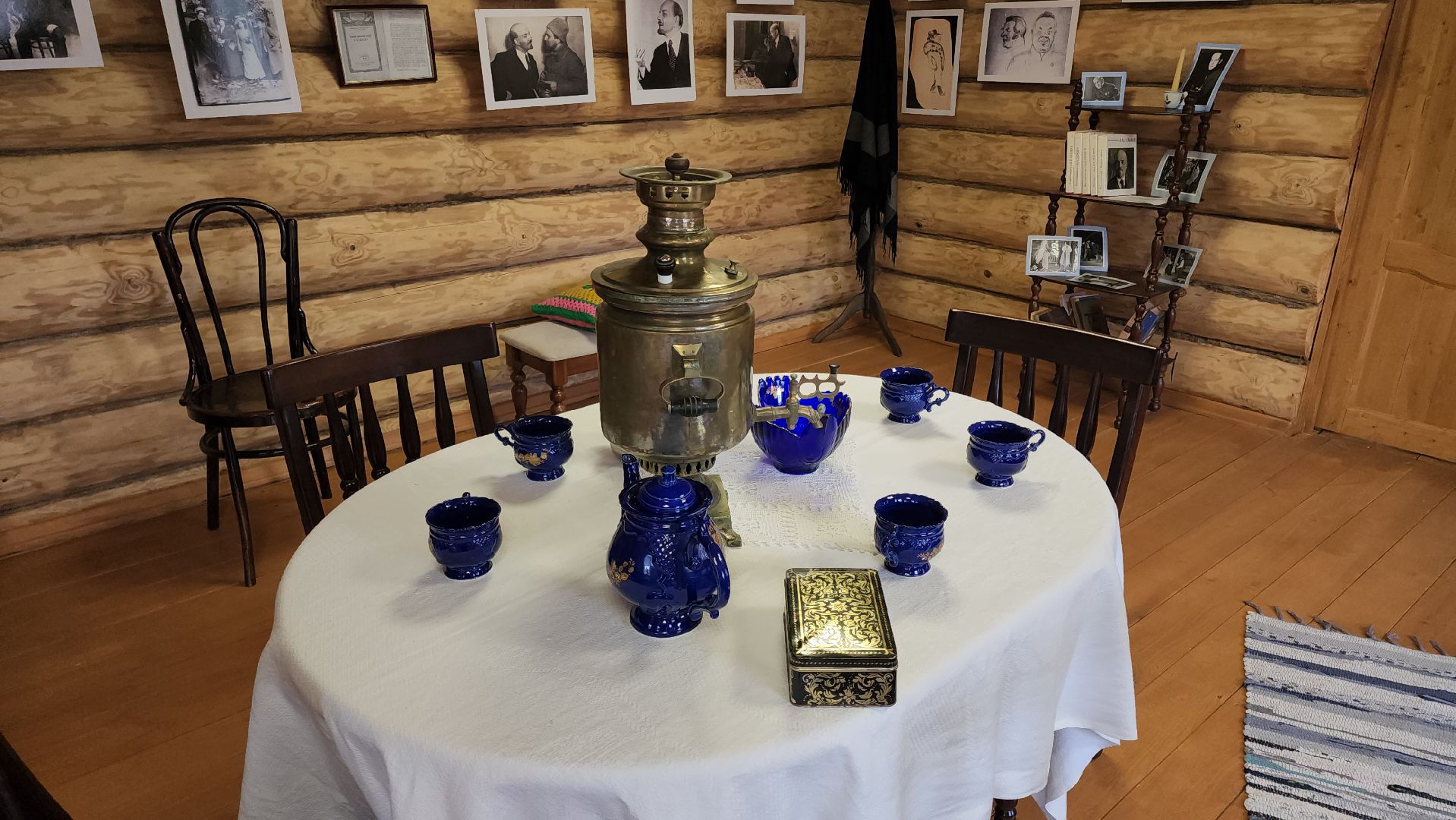 кашира, дом творчества имени бориса щукина, борис щукин, музей, реквизит, экспонаты, чайный сервиз, гармонь, актер, чаепитие,