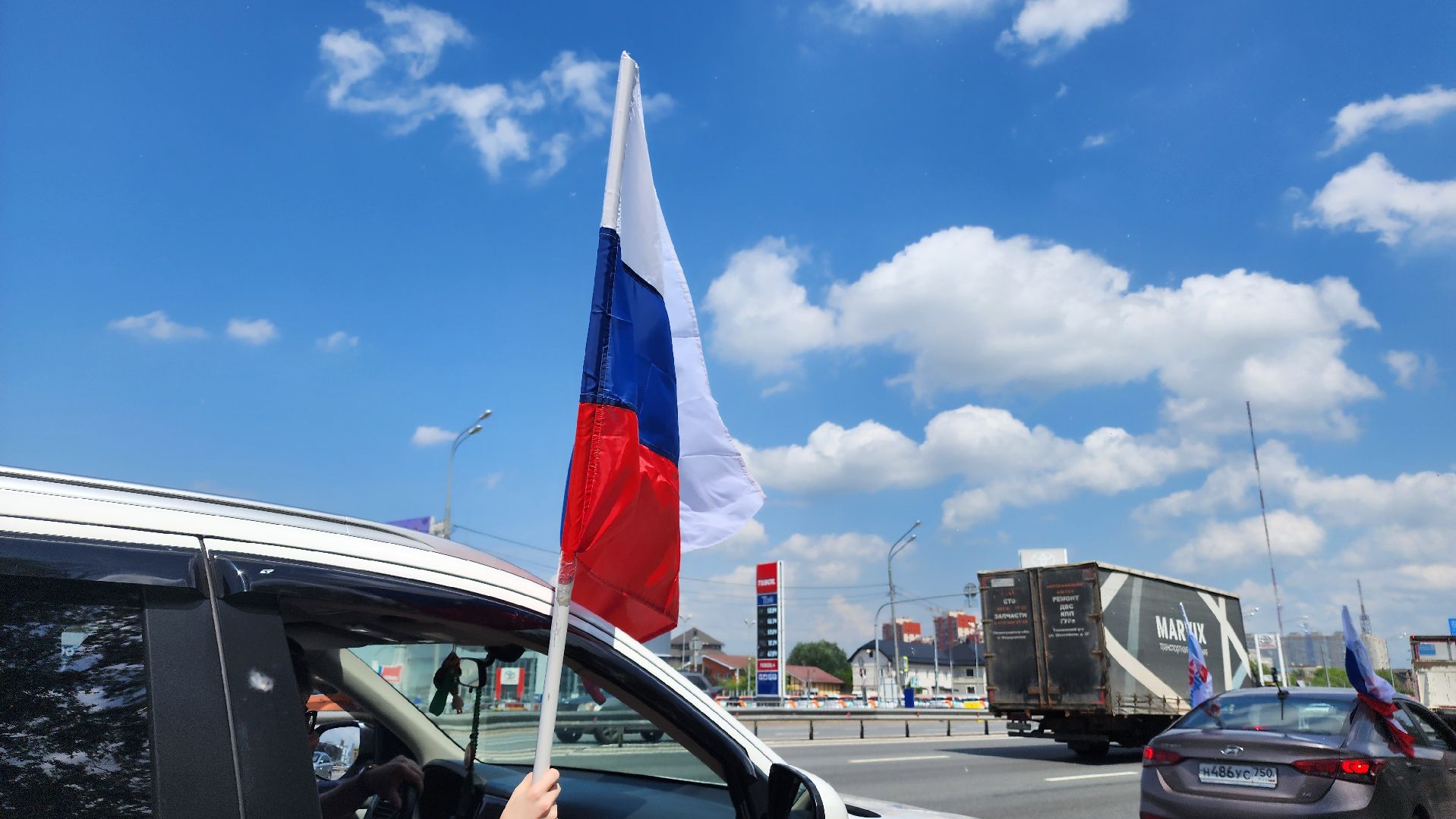 Реутов, наукоград, день россии, флаг, герб, гимн, автопробег, дань уважения,