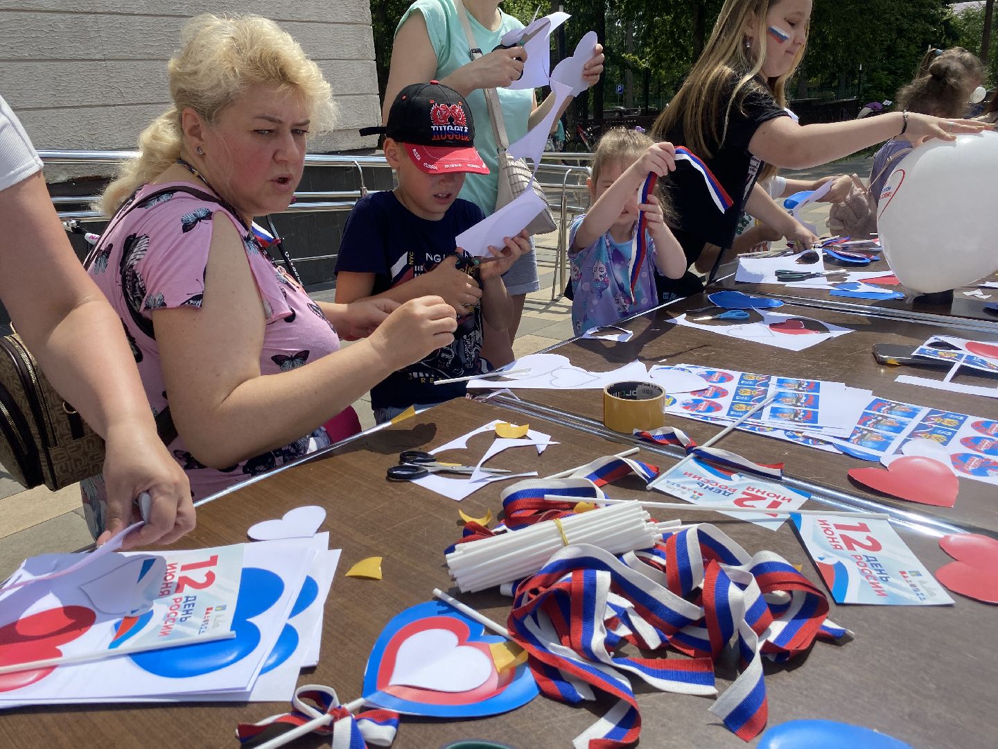 День России, Власиха день России, 12 июня - День России, праздник на площади Власихи, Триколор акция,