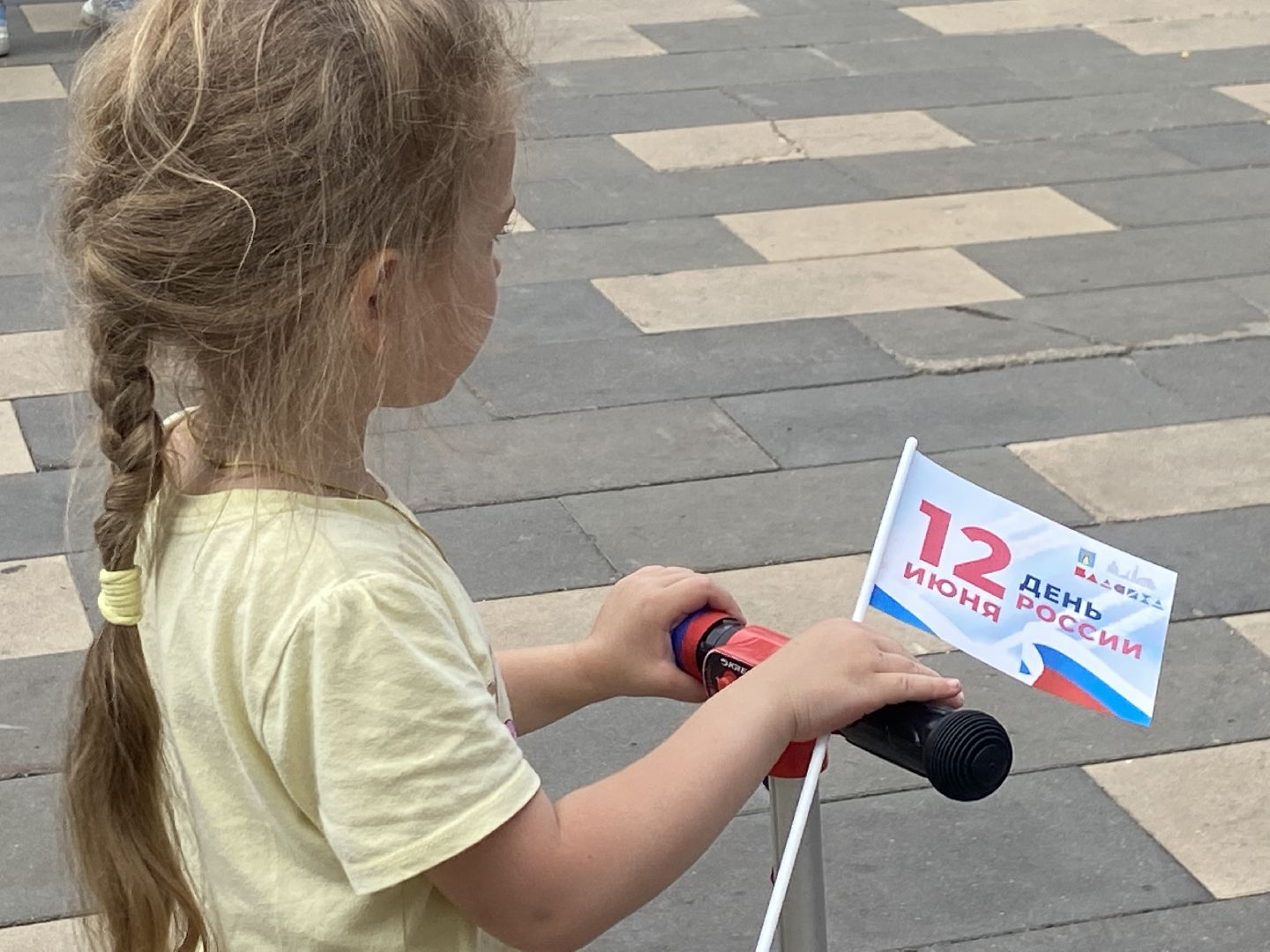 День России, Власиха день России, 12 июня - День России, праздник на площади Власихи, Триколор акция,