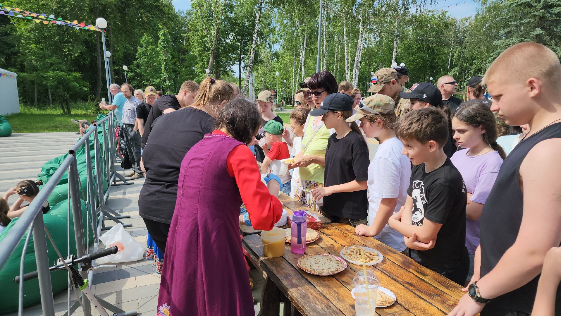 кашира, день россии, городской парк, блины, иван-чай, мед, сметана, русская община, казачьи песни, веселые старты,