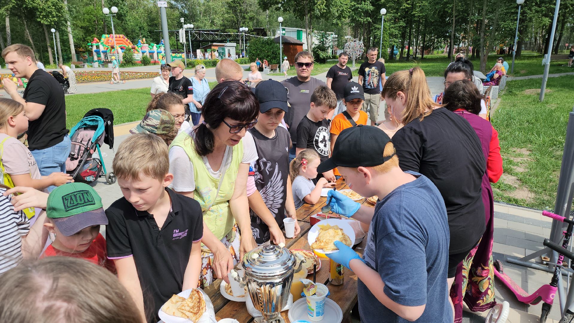 кашира, день россии, городской парк, блины, иван-чай, мед, сметана, русская община, казачьи песни, веселые старты,