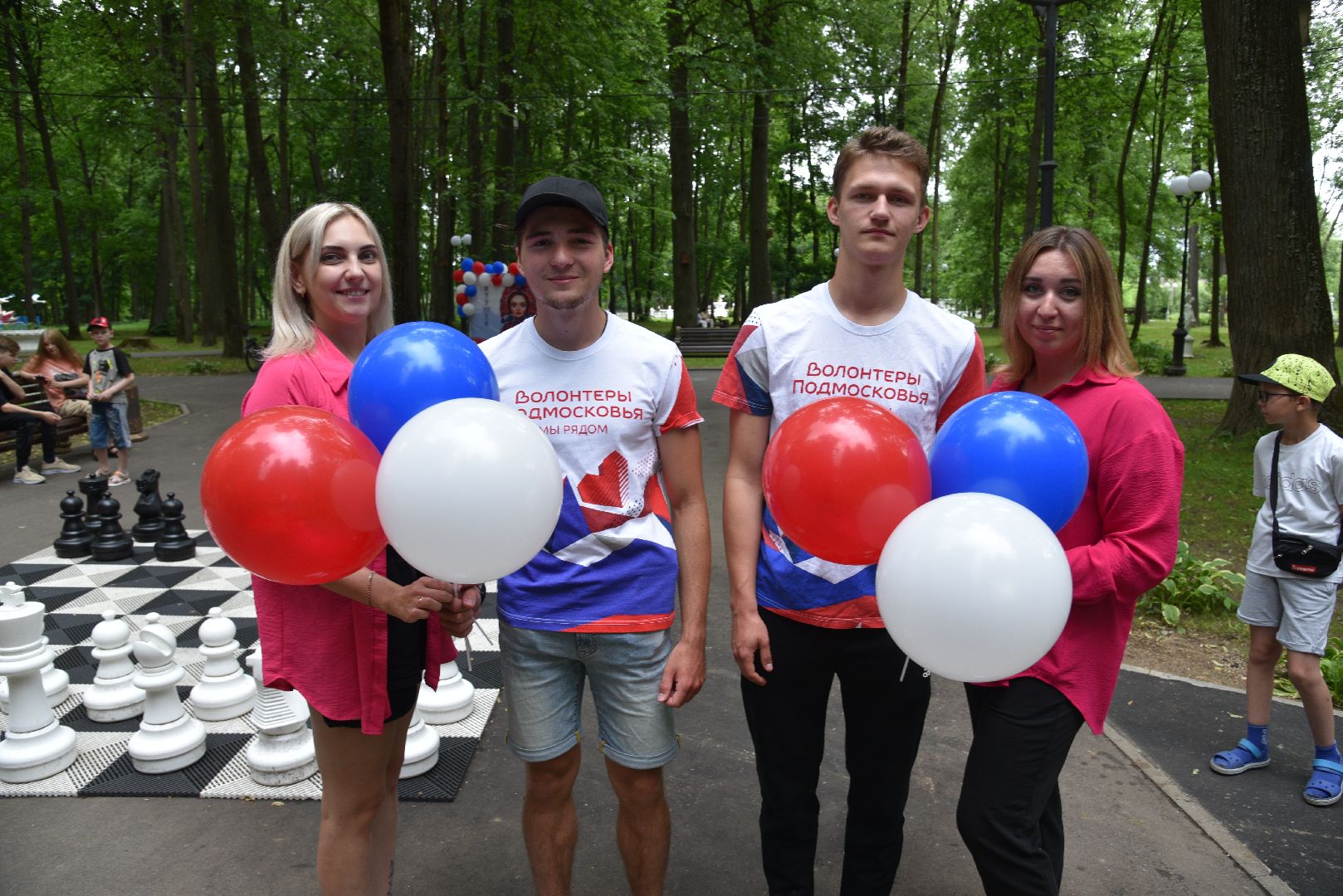 лотошино, лотошинский парк, день россии, день россии 2024, акция, российский флаг, парки подмосковья,