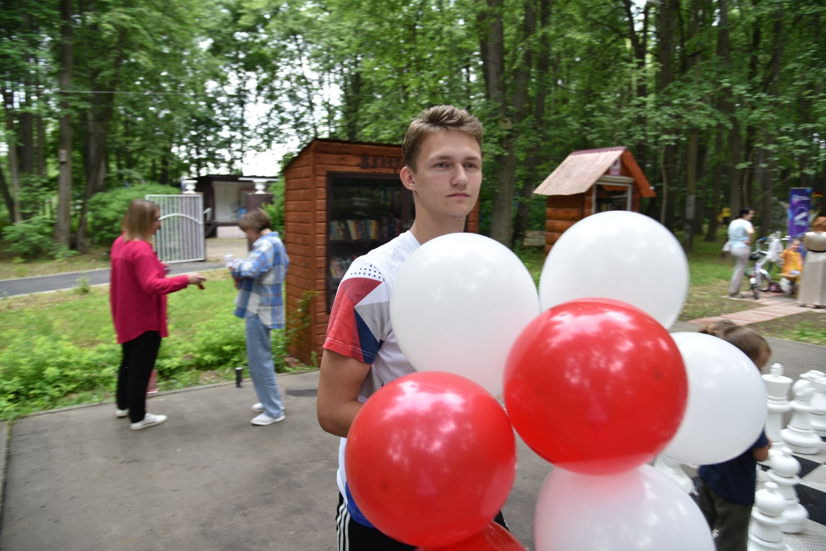 лотошино, лотошинский парк, день россии, день россии 2024, акция, российский флаг, парки подмосковья,