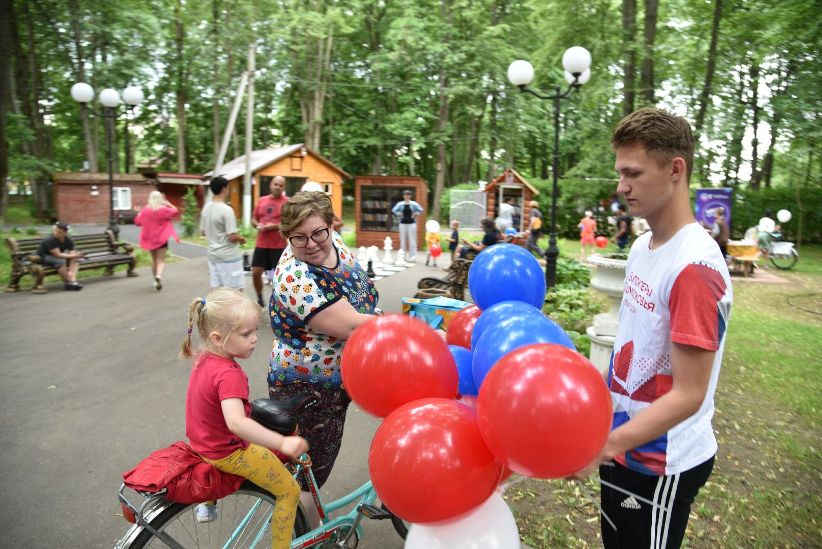 лотошино, лотошинский парк, день россии, день россии 2024, акция, российский флаг, парки подмосковья,