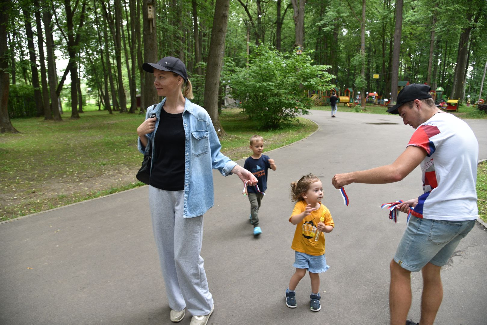 лотошино, лотошинский парк, день россии, день россии 2024, акция, российский флаг, парки подмосковья,
