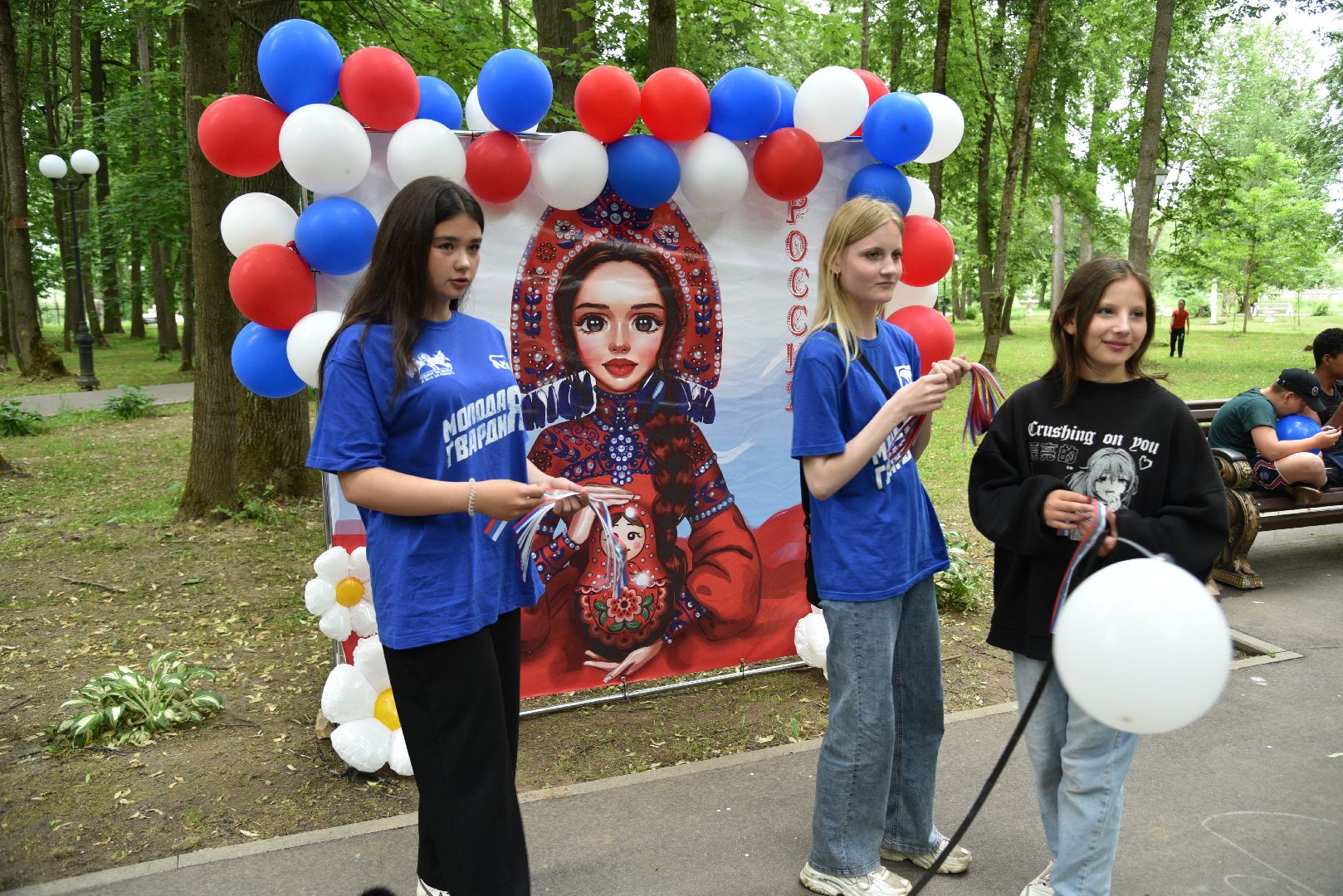 лотошино, лотошинский парк, день россии, день россии 2024, акция, российский флаг, парки подмосковья,