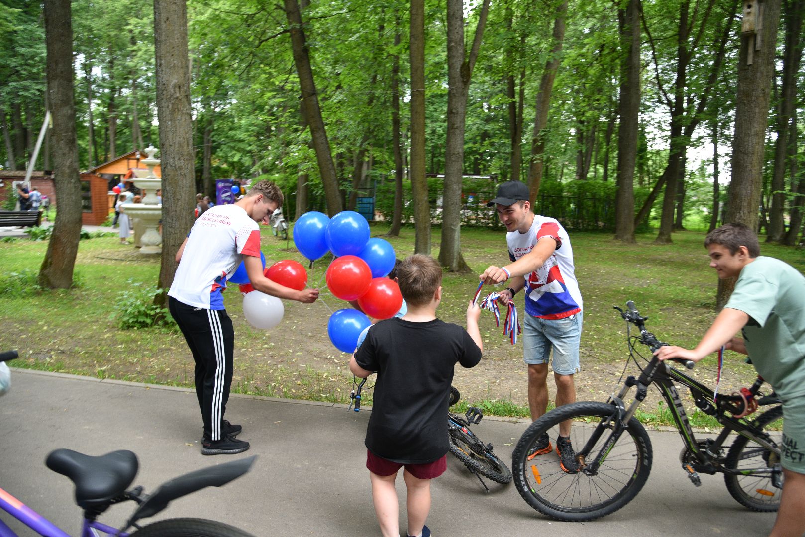 лотошино, лотошинский парк, день россии, день россии 2024, акция, российский флаг, парки подмосковья,