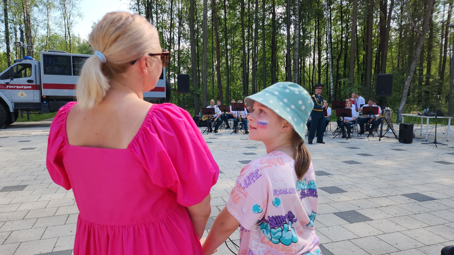 день россии, день россии 2024, праздник, электросталь, мой город, жители города, парк, парк авангард, военный оркестр,